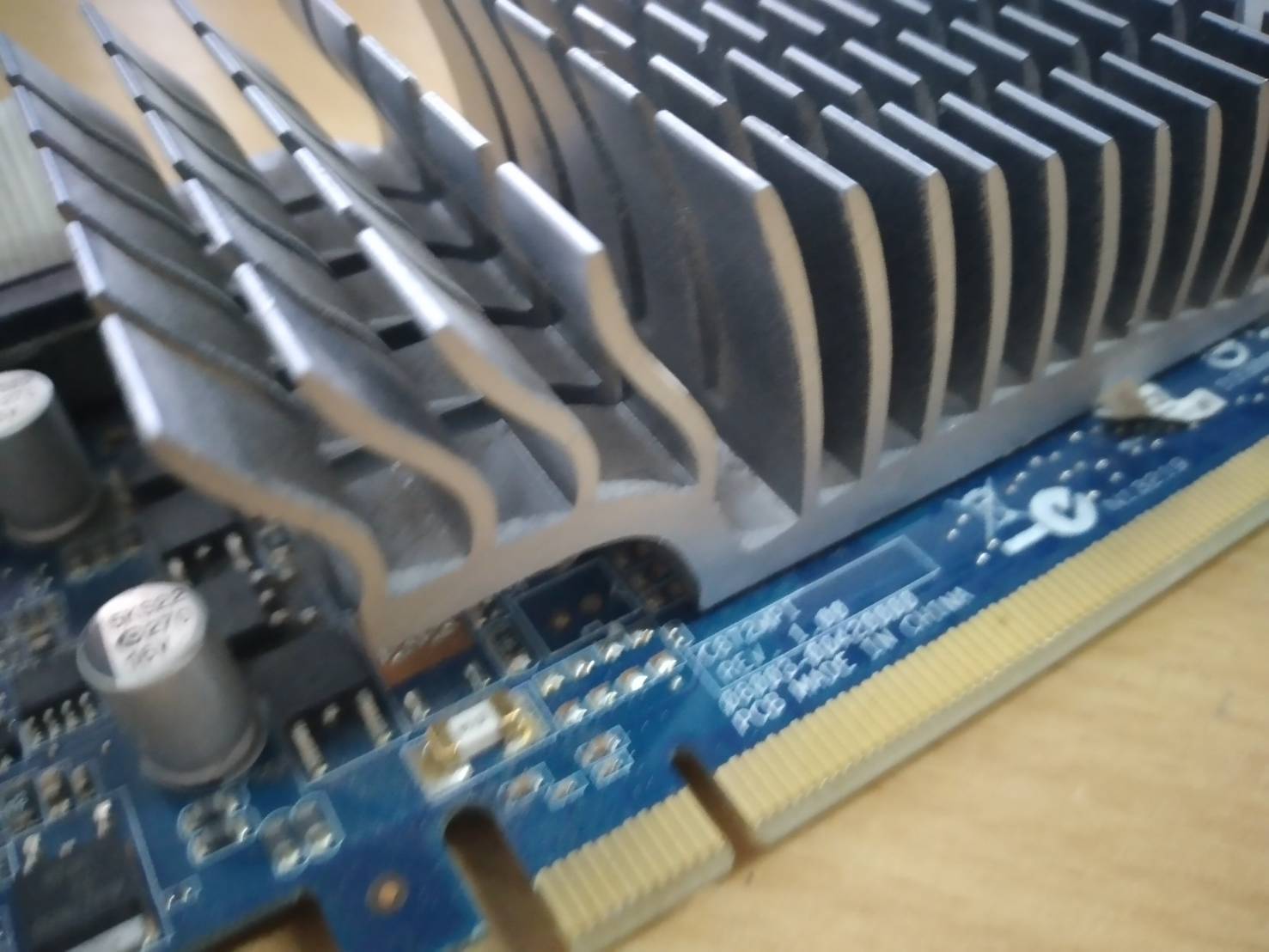 ASUS EN210 SILENT/DI/1GD3/V2(LP) - graphics card - GF 210 - 1 GB PCI Express 2.0 x16 64-bit DDR3 รองรับ Port DVI-I , HDMI ,VGA