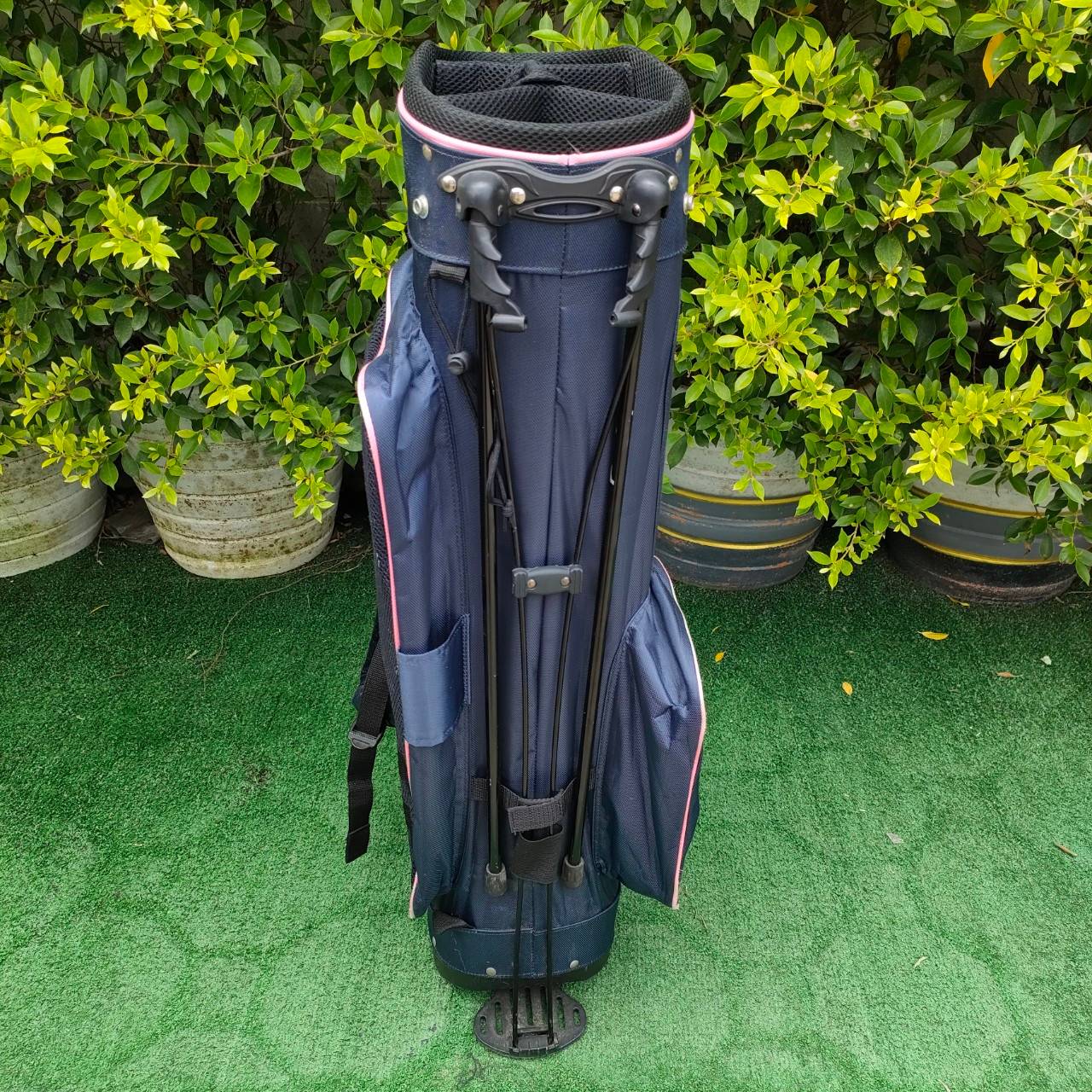 ถุงกอล์ฟ SA GEAR YOU WIN ขาตั้งมือสอง สายสะพายครบ คุณภาพระดับพรีเมี่ยม แข็งแรง กันน้ำครับ ใช้ดีมากครับ สภาพสวยงาม