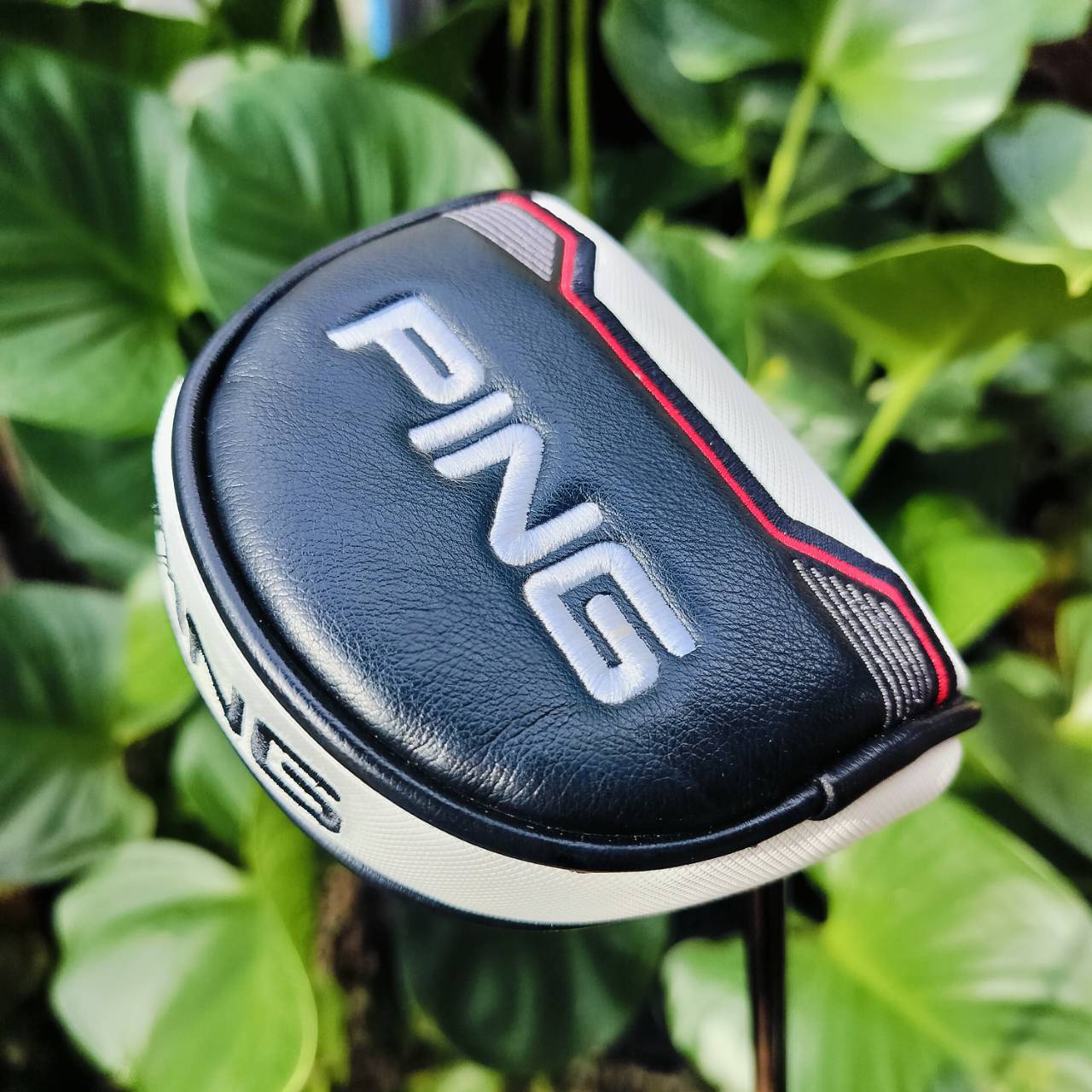PUTTER PING TYNE 4 ความยาว 34 นิ้ว COVER แท้เดิม รุ่นแบบปีกสองข้างที่นิยมสูงสุด ขอบอกว่าของ PING เป็นเลิศ ไม่แพ้แบรนด์ไหน นิ่งมากๆ และหน้าสัมผัส แบบสองชั้น DUAL - DUROMETER INSERT แบบแข็งอยู่ด้านใน และ แบบนุ่มอยู่ด้านนอก สุดจริง!!! ไม้กอล์ฟพรีเมี่ยมมือสอง