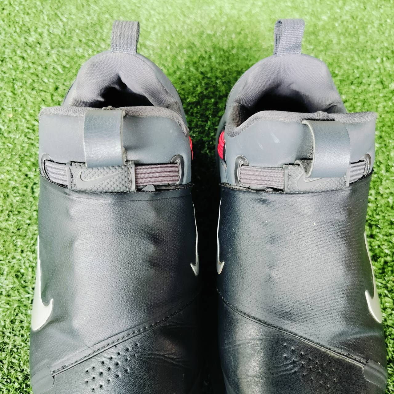 รองเท้ากอล์ฟ NIKE มือสอง เบอร์ 7W US ค่ะ ใส่ง่ายมาก เป็นเชือกแบบยางยืด ไม่ต้องคอยผูกเชือก ปุ่มยึดเกาะดีมาก ปรับเปลี่ยนได้ ไม้กอล์ฟพรีเมี่ยมญี่ปุ่นมือสอง By NakaraLuxurious