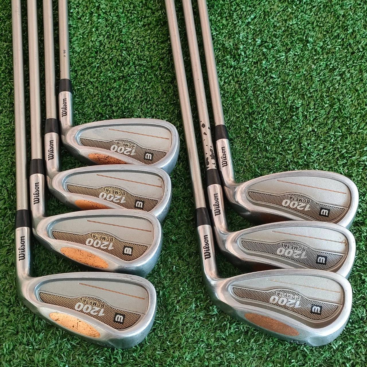 ** ไม้กอล์ฟสำหรับผู้หญิง ** ชุดเหล็ก WILSON 1200 BIMETAL มีเหล็ก 4-9 เเละ PW ก้าน WILSON 1200 FLEX L เหล็กใบใหญ่ตีง่าย มีการถ่วงทังสเตนด้านหลัง ใช้วัสดุแพงมาก ไม้กอล์ฟมือสอง ของแท้ BY NakaraLuxurious