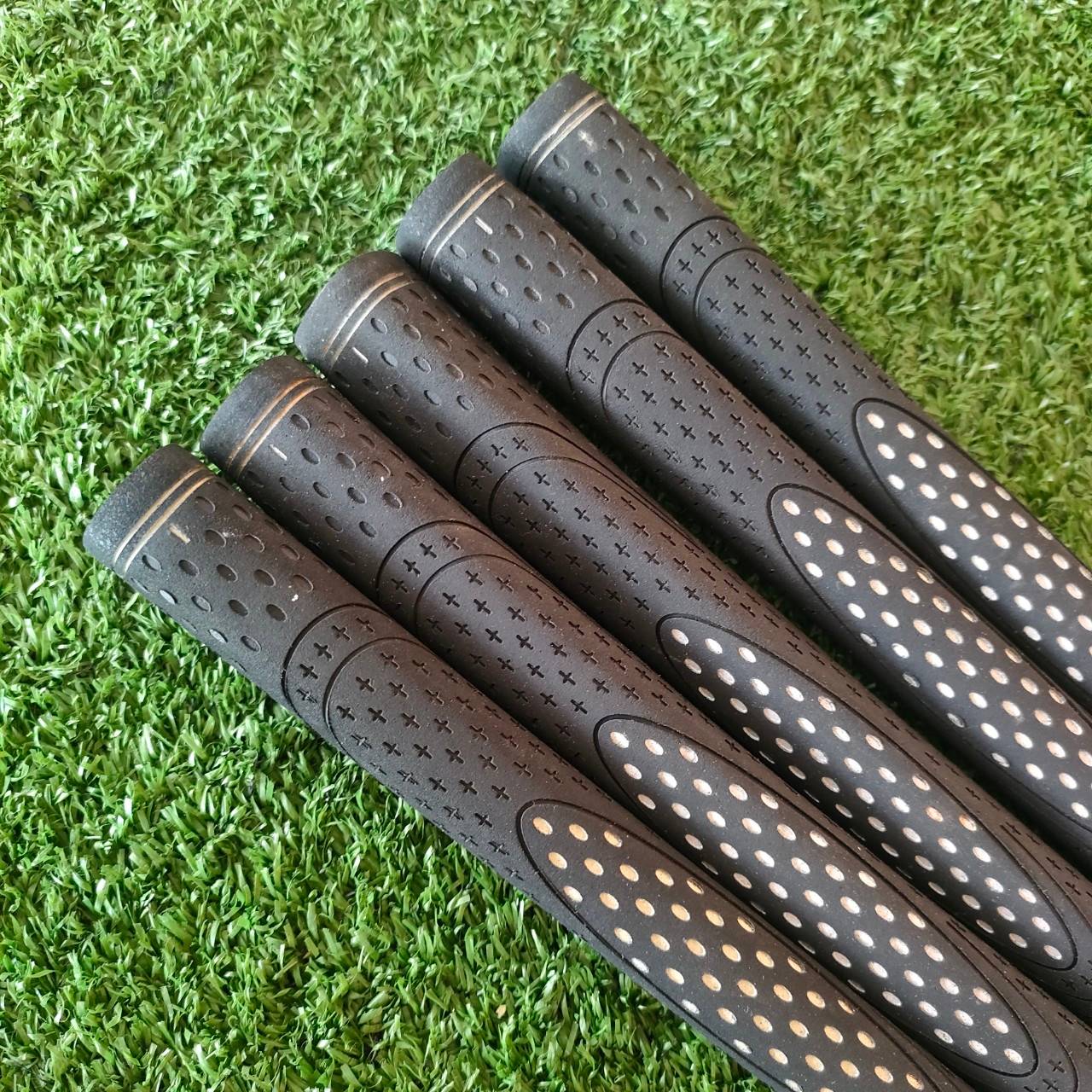 GRIP PUTTER PRO VELVET ของใหม่!! เหนียว นุ่ม หนึบ ออกแบบลวดลายให้เข้ากับ วงสวิง ไม่หลุดมือ!! มือหนึ่ง ของแท้ BY NakaraLuxurious