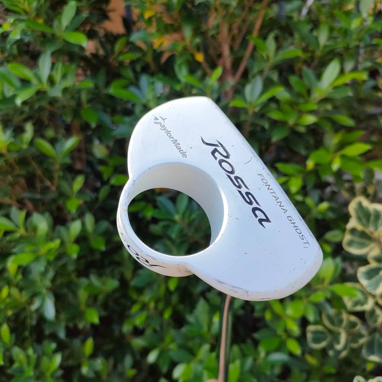 PUTTER TAYLORMADE ROSSA FONTANA GHOST ความยาว 34 นิ้ว เล็งง่าย มีบอลวงกลม เวลาพัตต์เปิดหรือปิดจะเห็นได้ชัด มีขีด เล็งง่าย มากๆ หน้าไม้ เอกสิทธิ์ Taylormade