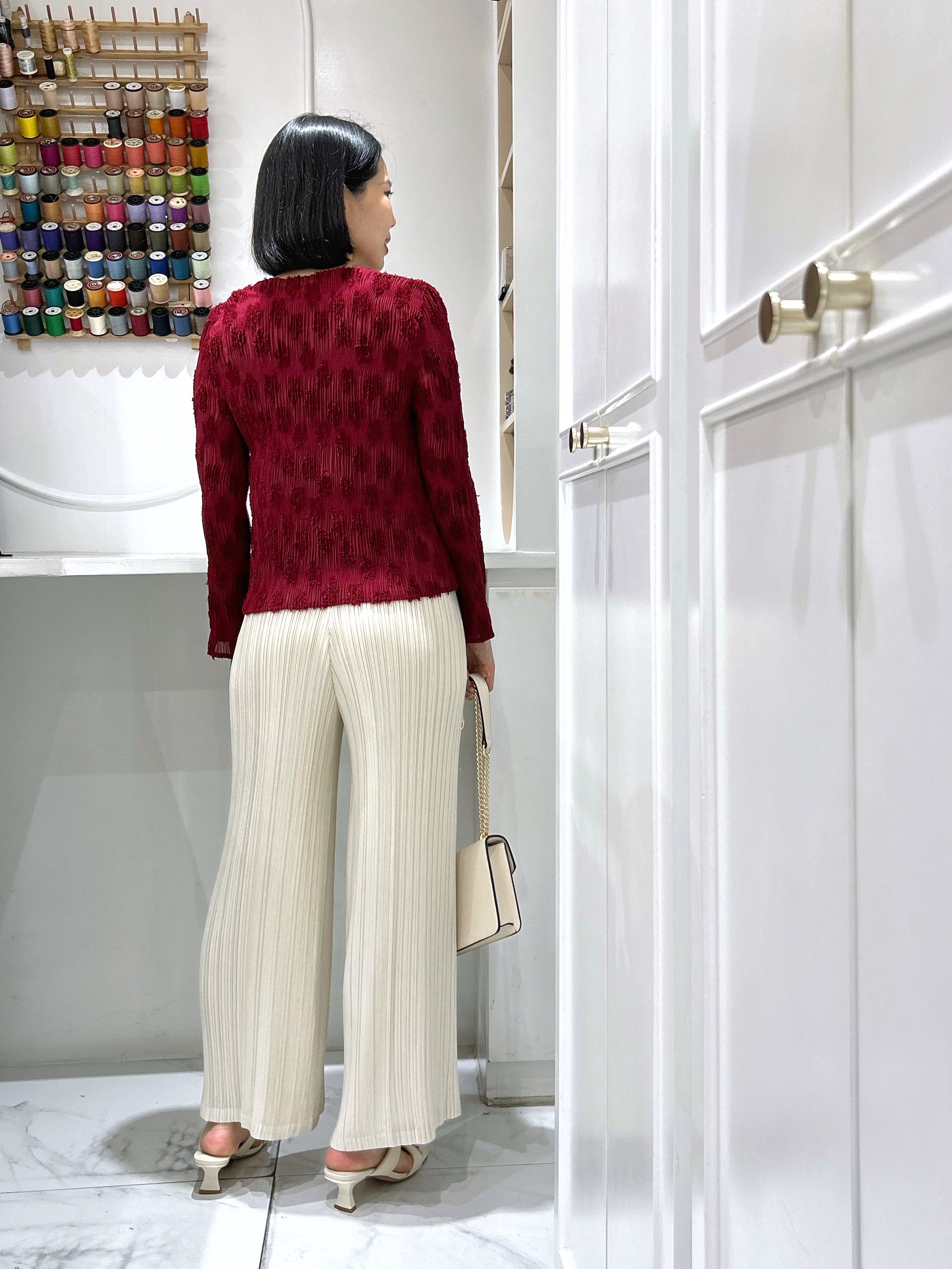 ปรับราคาลง20%!! 2MUAY รุ่น GJO2025 เสื้ออัดพลีทคุณภาพ V NECK BUTTON FRONT CRINKLE PLEATED TOP 6 สี FREE SIZE