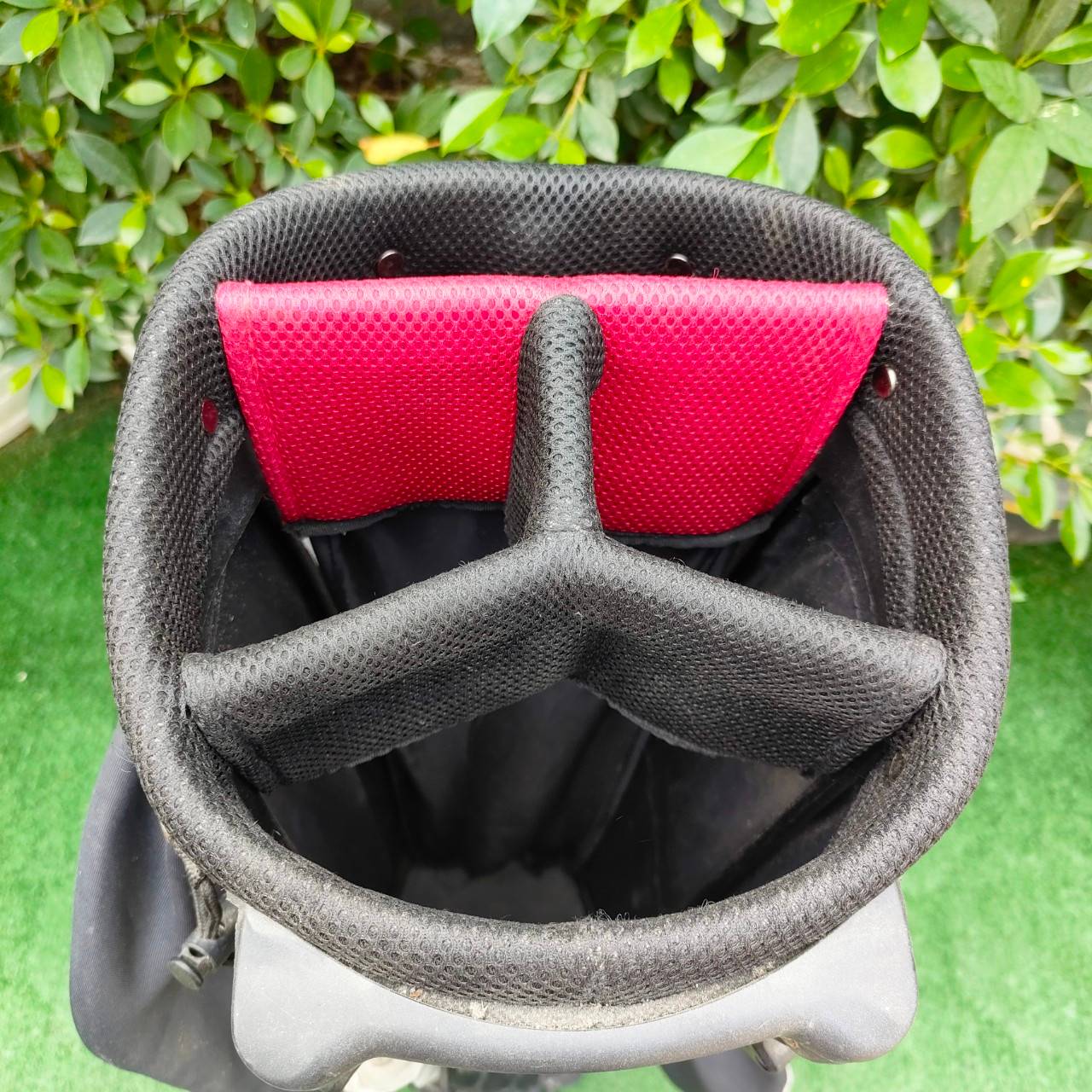 ถุงกอล์ฟ TAYLORMADE ขาตั้ง มือสอง สวยครับ มีสายสะพายหลังครบ