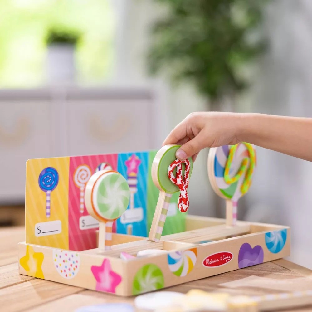เล่นทำอมยิ้มลอลลี่ป๊อบ Mix & Match ปากกาตกแต่งเชือกบนแผ่นหนึบ Melissa & Doug Lollipop Play Set