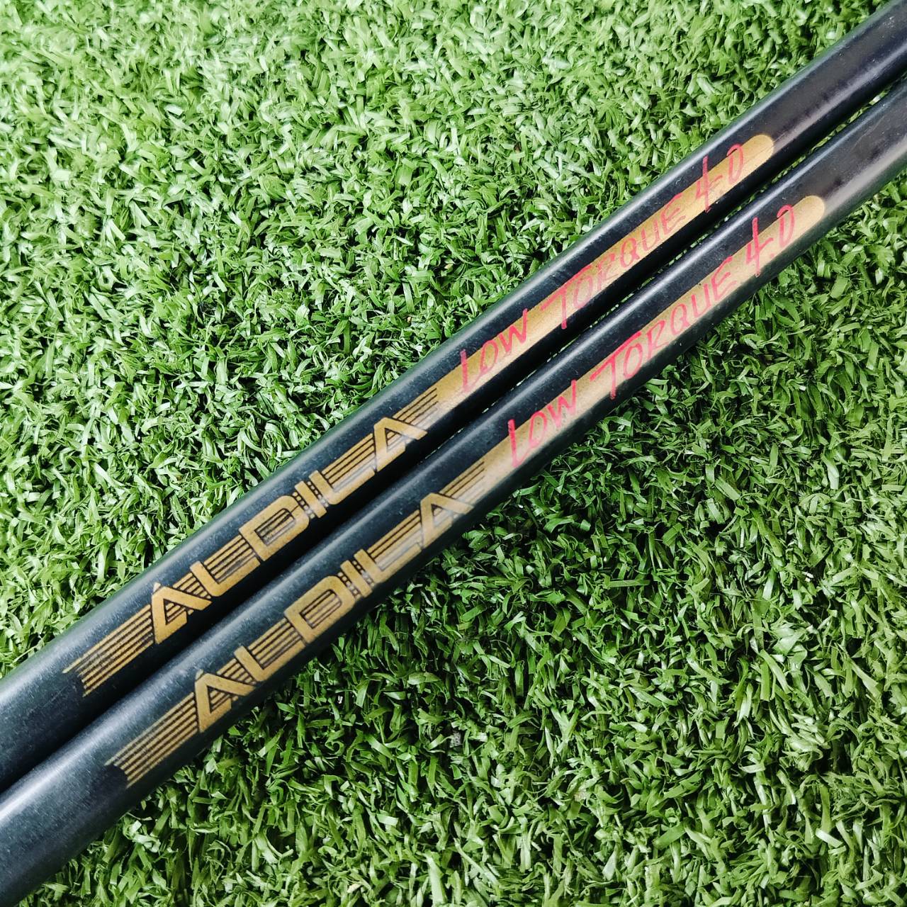 ก้านใส่หัวไม้ ALDILA LOW TORQUE 4.0 มือสอง สภาพสวยมากเดิมๆทั้งสองก้าน ก้าน ALDILA ของแท้ คุณภาพดีมาก ความยาวเฉพาะก้าน 44.5 ก้านไม้กอล์ฟพรีเมี่ยมมือสอง ของแท้ By NakaraLuxurious