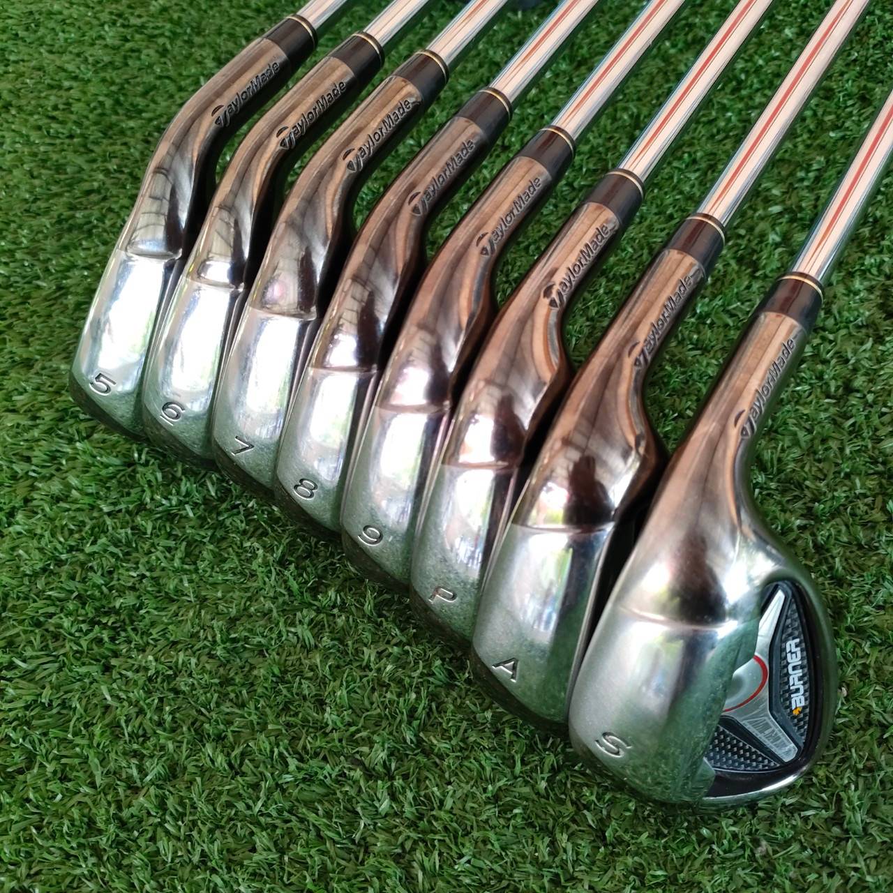 ชุดเหล็ก TAYLORMADE BURNER มีเหล็ก 5-9 เเละ PW AW SW ก้าน N.S.PRO 950 GH FLEX R ก้านเหล็กเบาเพียงแค่ 95 กรัม, ตีระยะได้ไกลขึ้น และสีรมดำ สภาพสวยเดิมหมด ก้านเดิม กริพเดิม!! ไม้กอล์ฟมือสอง ของแท้ BY NakaraLuxurious