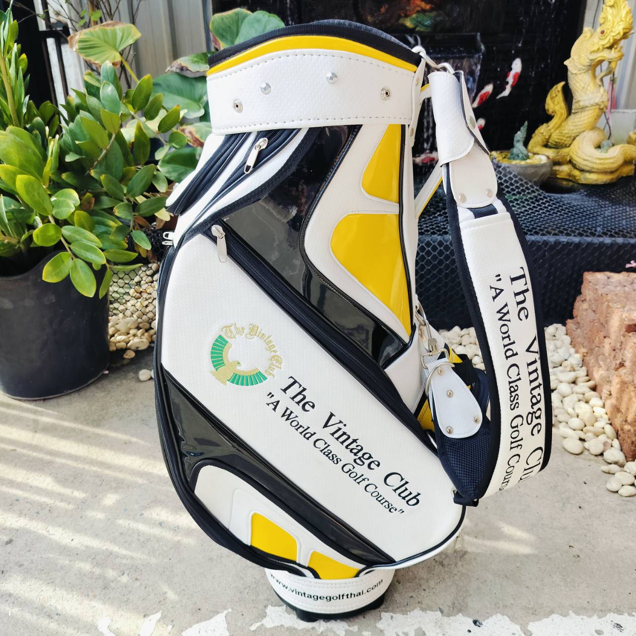ถุงกอล์ฟ THE VINTAGE มือสอง สภาพสวยมากๆ ถุง TOUR ใบใหญ่ พื้นสีขาว มีขลิปด้วยหนังแก้วหลายจุด ไม้กอล์ฟพรีเมี่ยมมือสอง ของแท้ By NakaraLuxurious