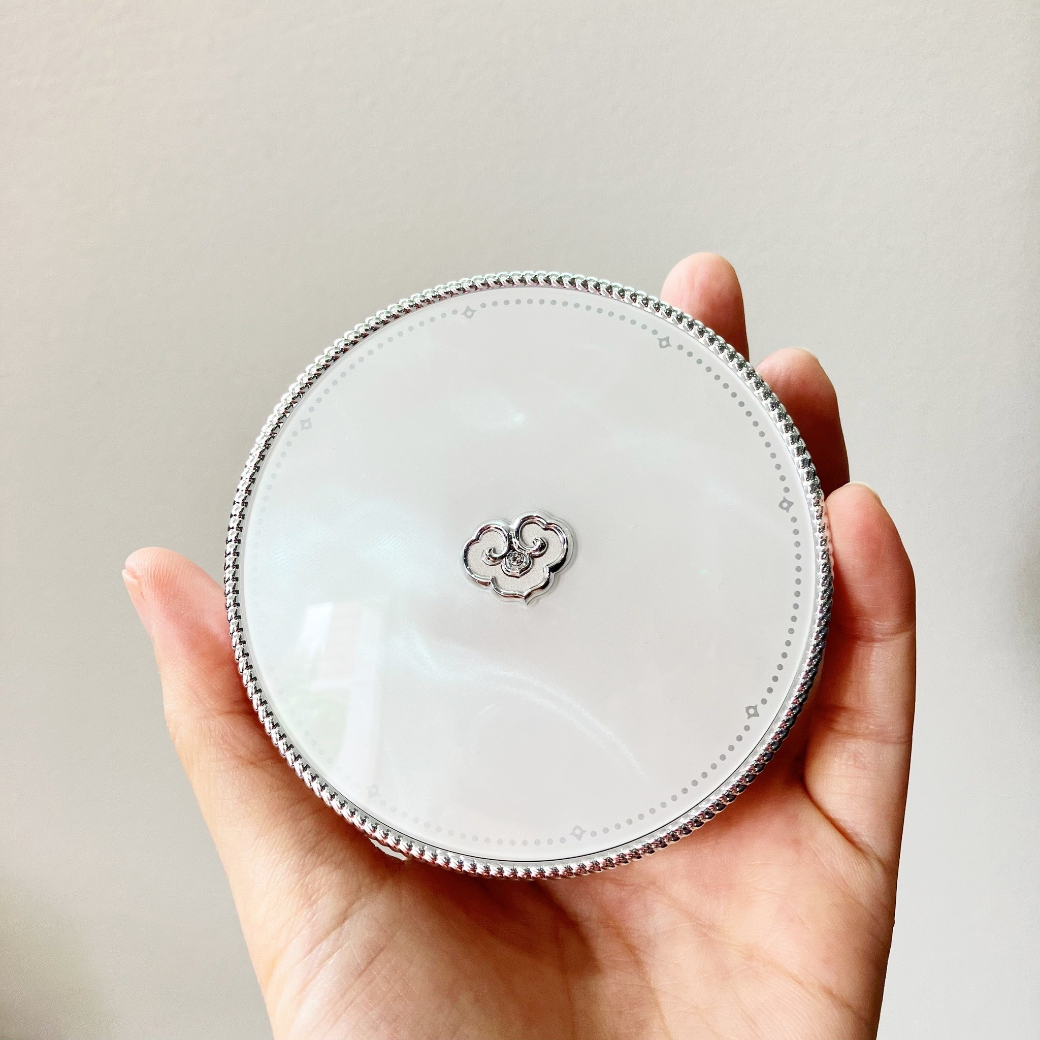 Radiant White Moisture Cushion Foundation SPF50+/PA+++ 13g x 2 (ตลับจริงพร้อมรีฟิล) รองพื้นแบบคุชชั่นสุดหรู