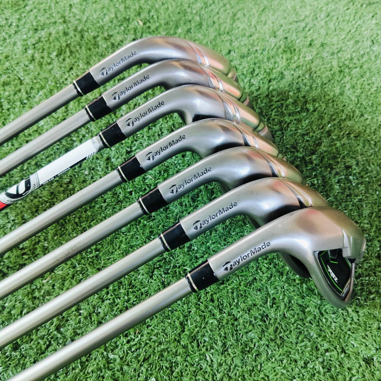** ไม้กอล์ฟผู้หญิงมือซ้าย ** ชุดเหล็ก TAYLORMADE RBZ มีเหล็ก 5 6 7 8 9 PW SW ก้าน TAYLORMADE RBZ FLEX LADY เหล็กตีง่ายตีไกลและตีมันส์มากค่ะ ไม้กอล์ฟพรีเมี่ยมมือสอง ของแท้ By NakaraLuxurious
