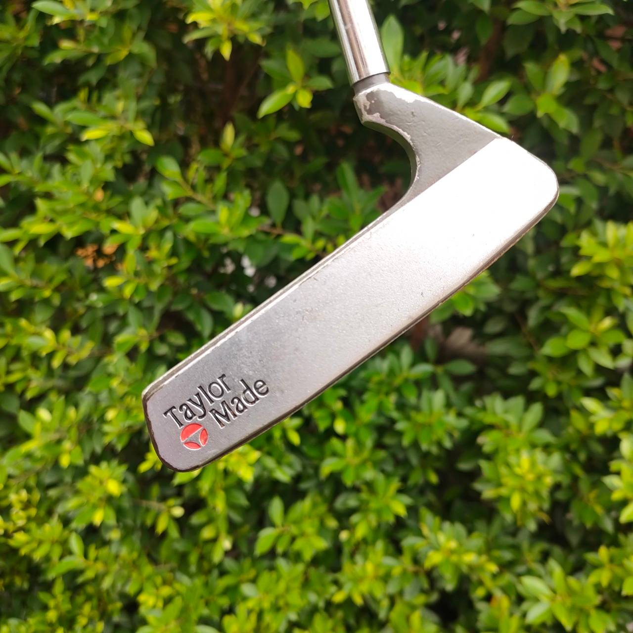 PUTTER TAYLORMADE ความยาว 34 นิ้ว รุ่นนี้บล๊านซ์ดีมาก ของ Taylormade ออกแบบให้ยื่นออกไปทั้งสองข้าง และทำเป็นวงโค้ง ทำให้ชดเชย ความผิดพลาดได้สูงสุด ไม้กอล์ฟมือสอง ของแท้ BY NakaraLuxurious