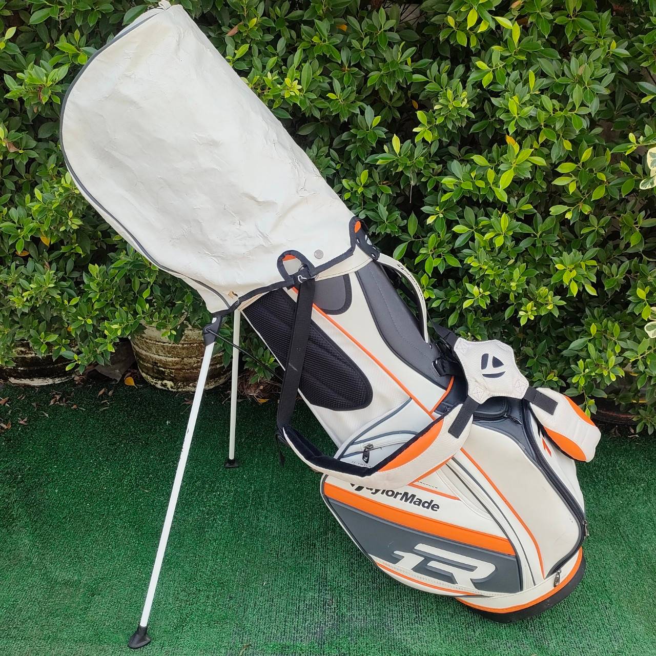 ถุงกอล์ฟ TAYLORMADE R1 ขาตั้ง มือสอง ** COVERมีตำหนิ ** ของแท้ เบา ขาตั้งแข็งแรง!! ของใหม่เกือบหมื่น!! มือสอง ของแท้ BY NakaraLuxurious