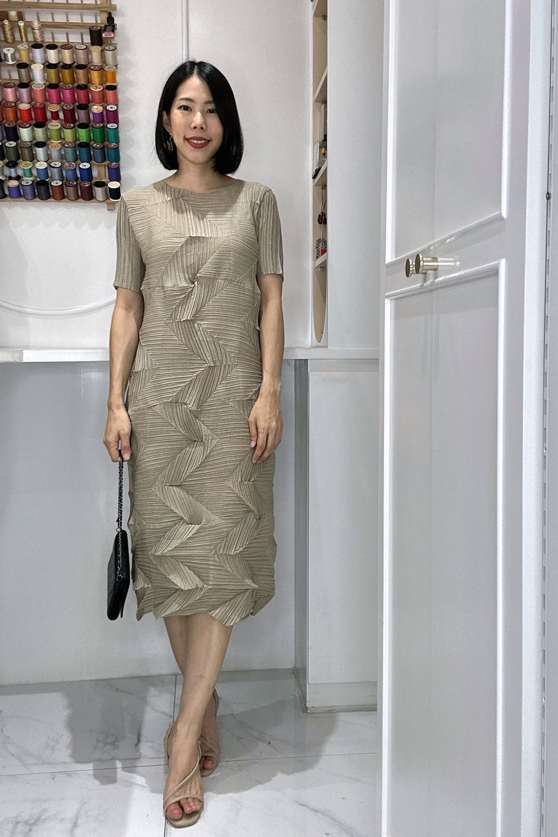 อกถึง 40นิ้ว 2MUAY GJO5633 เดรสพลีทคุณภาพ SHORT SLEEVE ZIGZAG PLEAT DRESS 4สี FREE SIZE