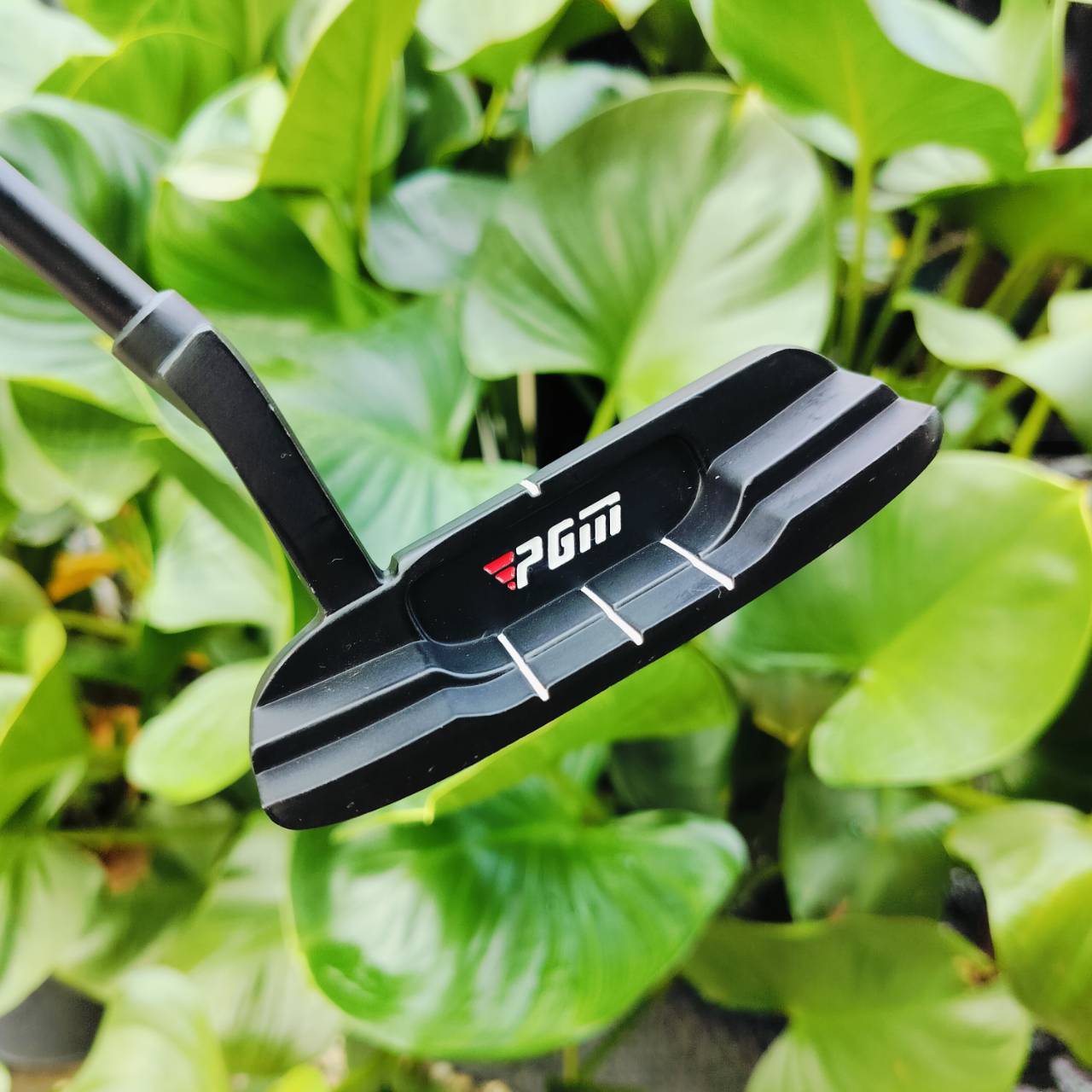 PUTTER PGM G300 รหัส TUG025 ความยาว 34 นิ้ว ดีไซน์สปอร์ต เท่มาก สีดำ น้ำหนักของพัตเตอร์ทำมาได้ดีมาก ไม้กอล์ฟพรีเมี่ยมมือสอง ของแท้ By NakaraLuxurious