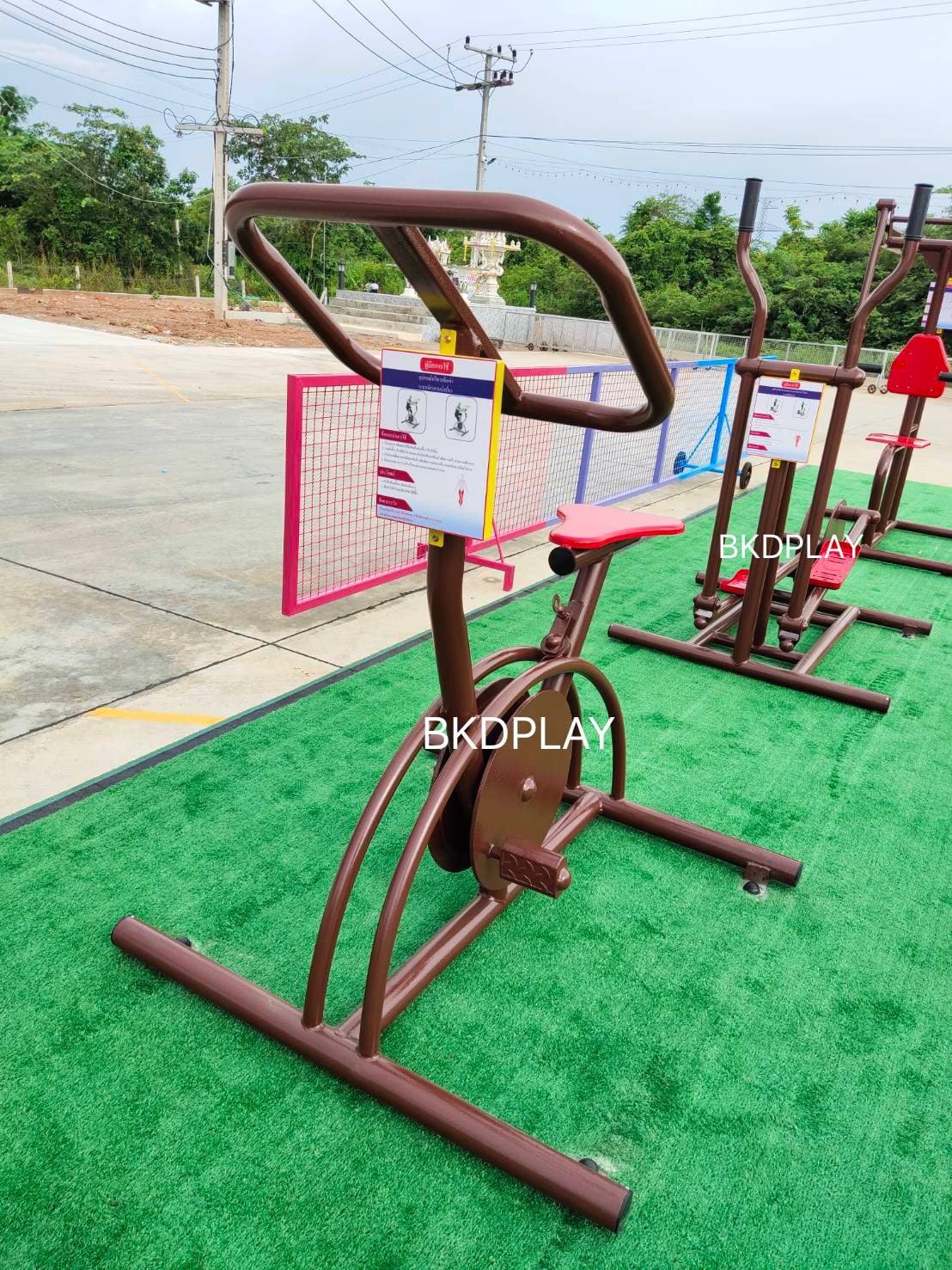 เครื่องออกกำลังกายกลางแจ้งผู้ใหญ่ ,เครื่องปั่นจักรยาน ล้อเหล็กนั่งตรง, ลานกีฬาอเนกประสงค์ ,สวนสาธารณะ ,เทศบาล ,หมู่บ้าน ,ผลิตในไทย ,สั่งทำตามสีที่ต้องการได้ ขนาด 60x100x130 ซม.