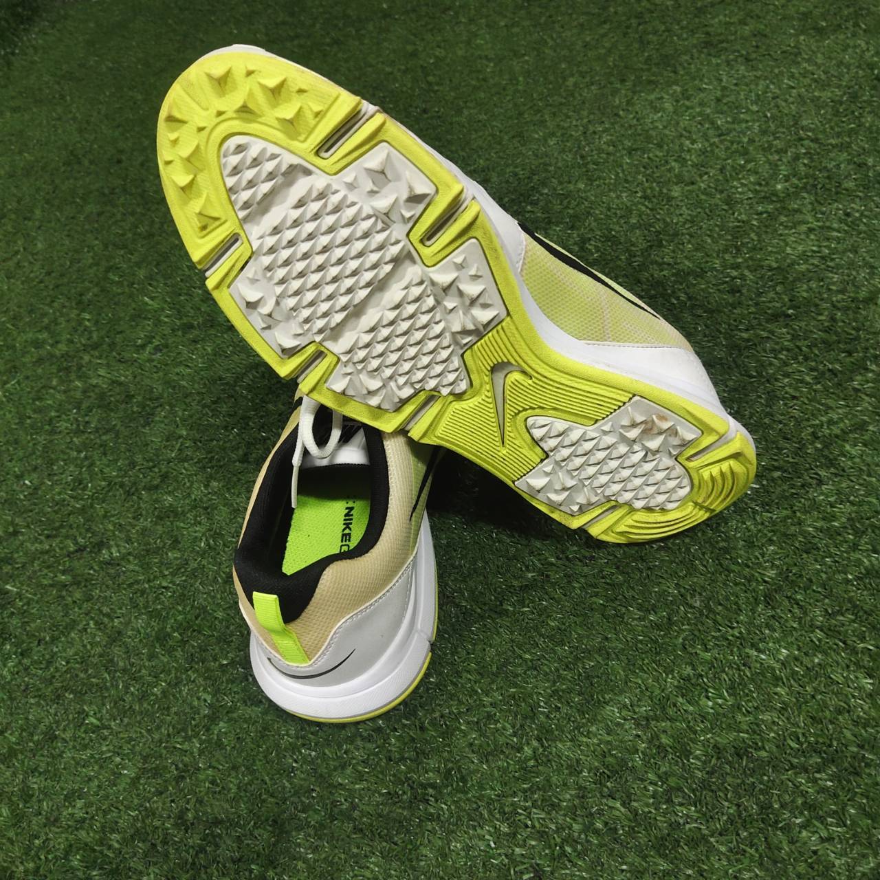 รองเท้ากอล์ฟ NIKE ของแท้ มือสอง เบอร์ 9 US สีขาวตัดกับเขียวสะท้อนแสง สีสวยมาก