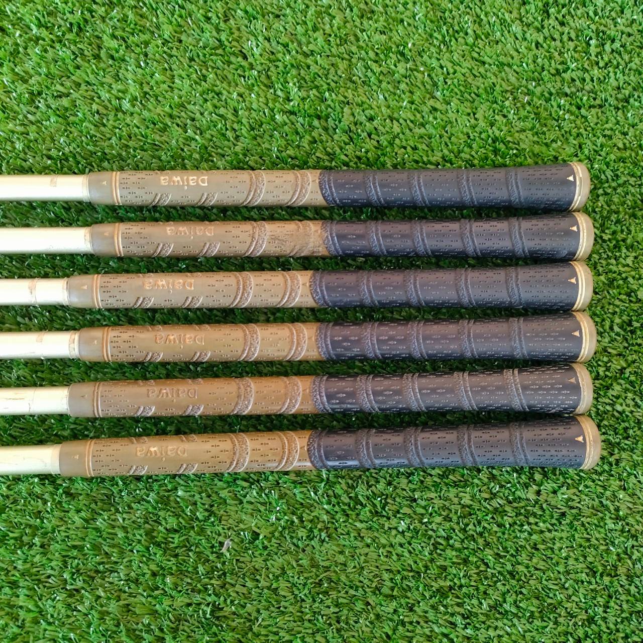 ชุดเหล็ก DAIWA DAIWA ROYAL LEVEN GOLD เป็นชุดพรีเมี่ยมสูงสุดของแบรนด์ DAIWA TI - FACE หน้าไทเทเนี่ยม หน้าเด้งแบบสุดขีด มีเหล็ก 6 - 9 เเละ PA SW ก้าน DAIWA ROYAL LEVEN GOLD FLEX R ไม้กอล์ฟมือสอง ของแท้ BY NakaraLuxurious