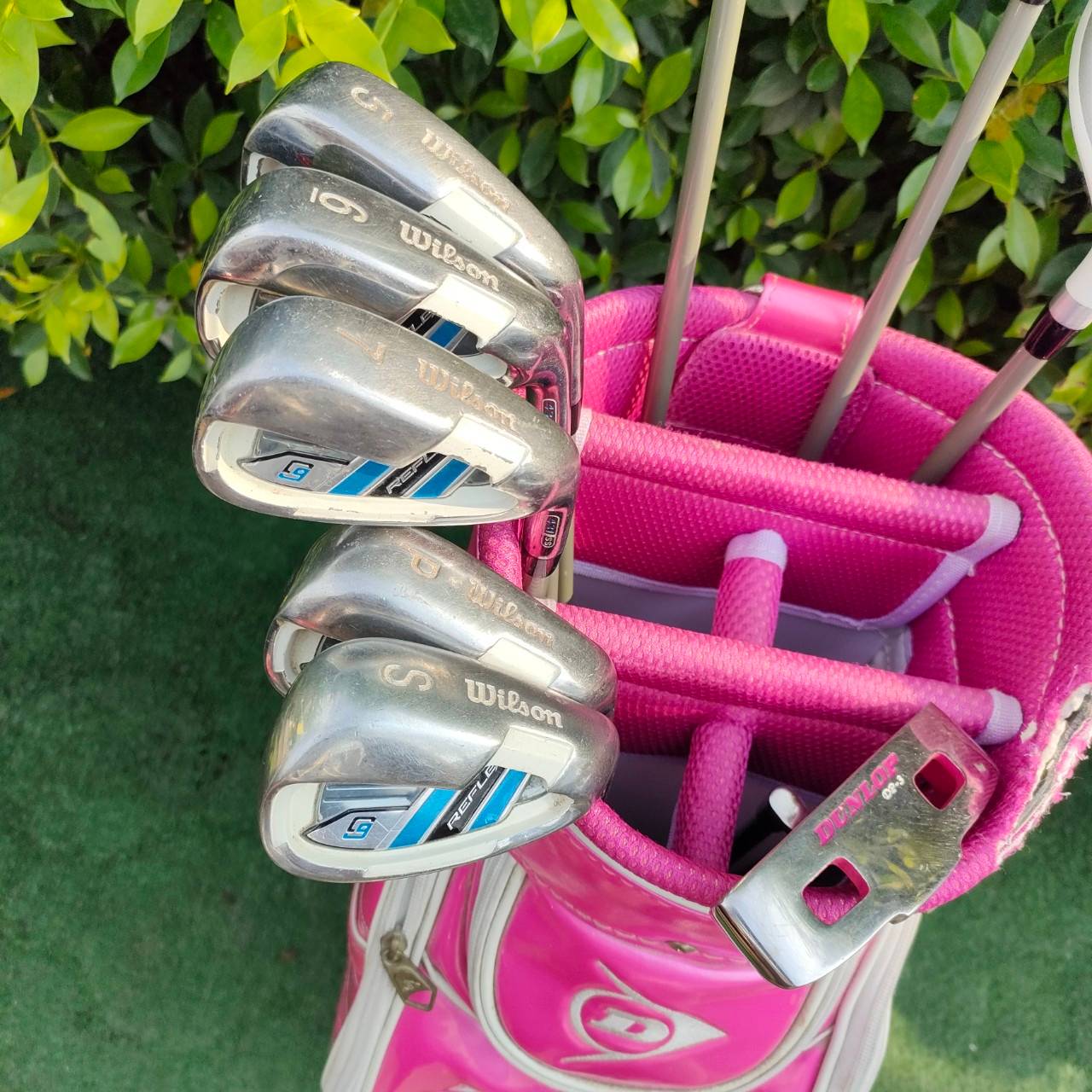 ** ชุดไม้กอล์ฟสำหรับผู้หญิง ** FULLSET WILSON REFLEX CG ทั้งชุดประกอบด้วย หัวไม้ เเฟร์เวย์ เเละ ไฮบริด ชุดเหล็ก มีเหล็ก 5 6 7 P S PUTTER DUNLOP พร้อมถุงกอล์ฟ DUNLOP ** ปากถุงของถุงกอล์ฟมีตำหนิ มีรอยค่ะ มีรูปให้ชมค่ะ **
