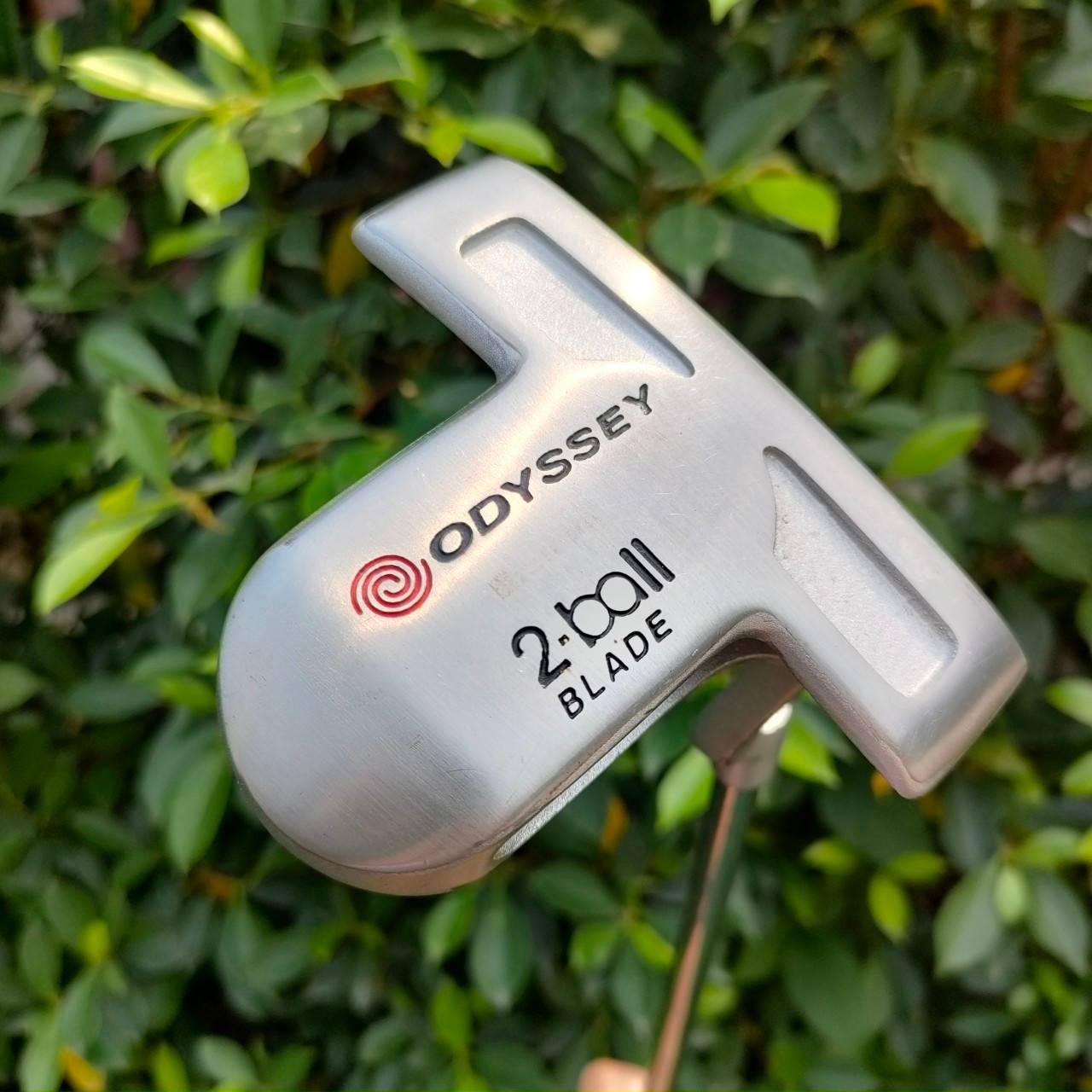 PUTTER ODYSSEY 2.BALL BLADE ความยาว 35 นิ้ว เล็งง่าย แม่นๆ ทรงเบลด ถนัดมือขึ้น และมีบอลอีกสองลูก เล็งกับลูกที่จะพัตต์เรียงกันไปทางหลุม แม่นยำ หน้า White Hot นุ่มมากๆ