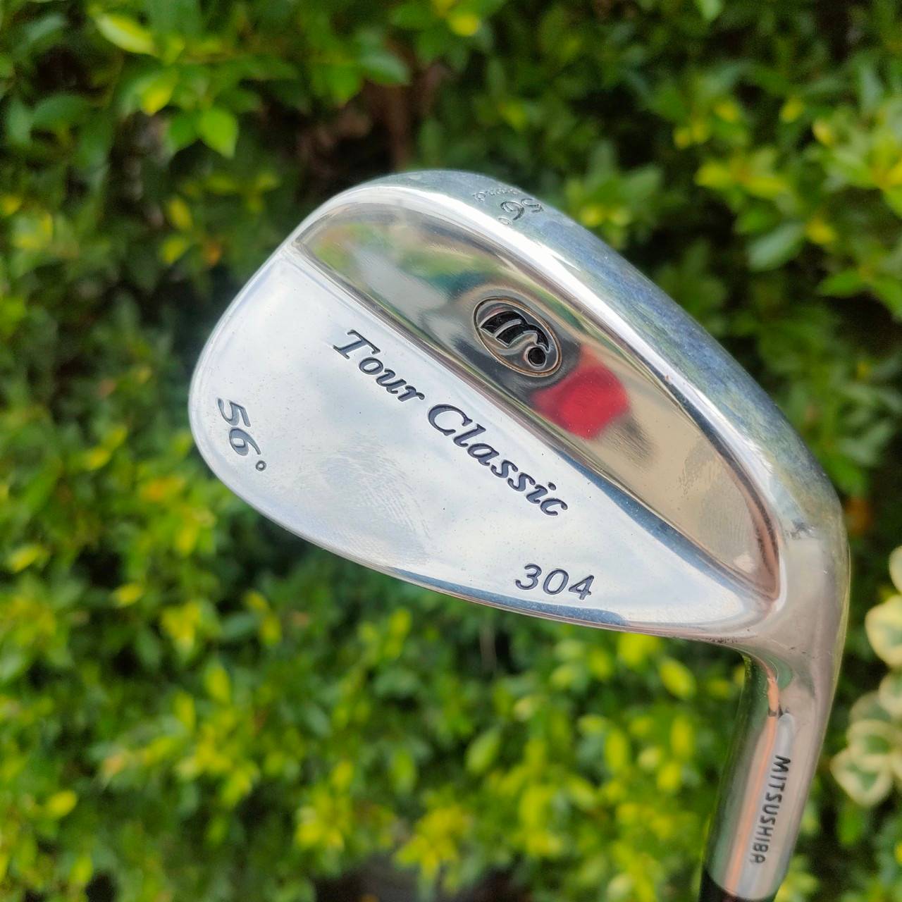 WEDGE TOUR CLASSIC 304 ของใหม่!! องศา 56 ก้าน MITSUSHIBA FLEX WEDGE เป็น WEDGE หน้ากระดาษทราย ที่กัดลูกแบบสุด!! วัสดุ SOFT STEEL ก้านก็ออกแบบมาสำหรับ WEDGE สภาพสวยนางฟ้าไม่เคยใช้งาน มือหนึ่ง ของแท้ BY NakaraLuxurious