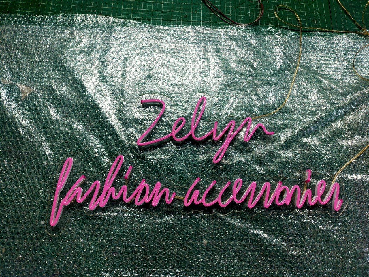 ไฟนีออน เฟค