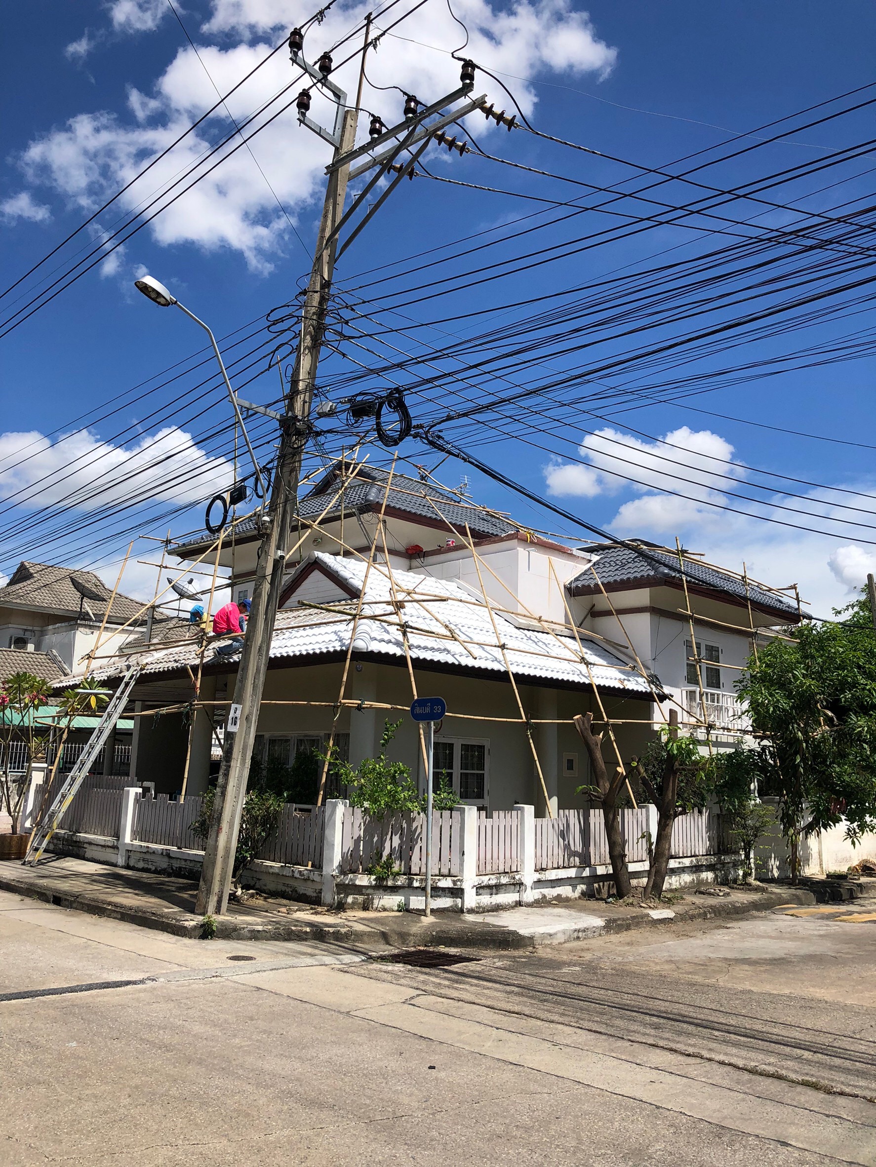 งานทาสีบ้าน และทาสีหลังคาพร้อมกันซึม ม.สินบดี