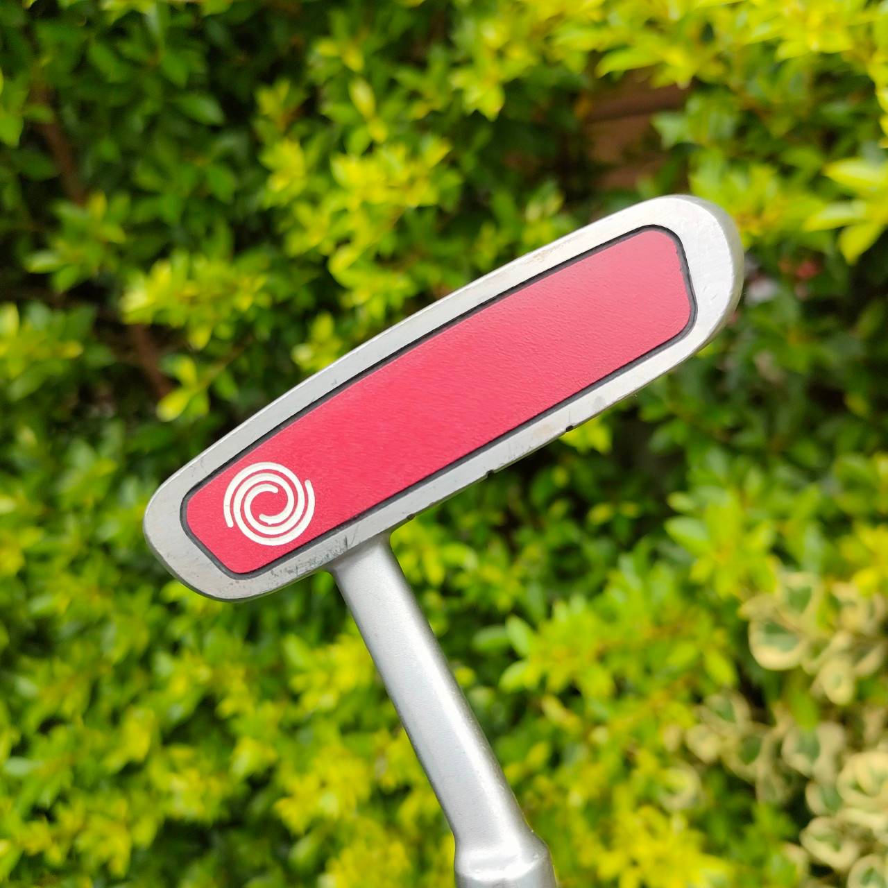 PUTTER ODYSSEY CRIMSON SERIES 550 ความยาว 34 นิ้ว ก้าน ODYSSEY หน้าอินเซิร์ทนุ่มและเกาะไลน์จัดๆ ทรงมอลเล็ต พัตต์เล็งง่ายมากด้วย มีเส้นเล็ง!!! ไม้กอล์ฟมือสอง ของแท้ BY NakaraLuxurious