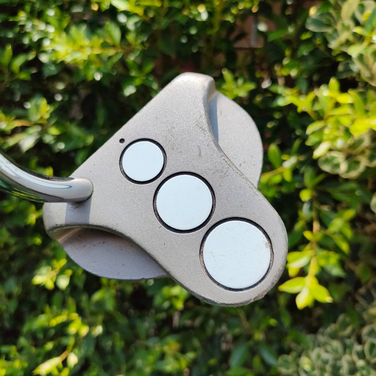 PUTTER COSTOM ความยาว 34 นิ้ว เป็นแบบสามบอล เล็งง่ายขึ้น กระจายน้ำหนักและชดเชยความผิดพลาดได้สูงครับ