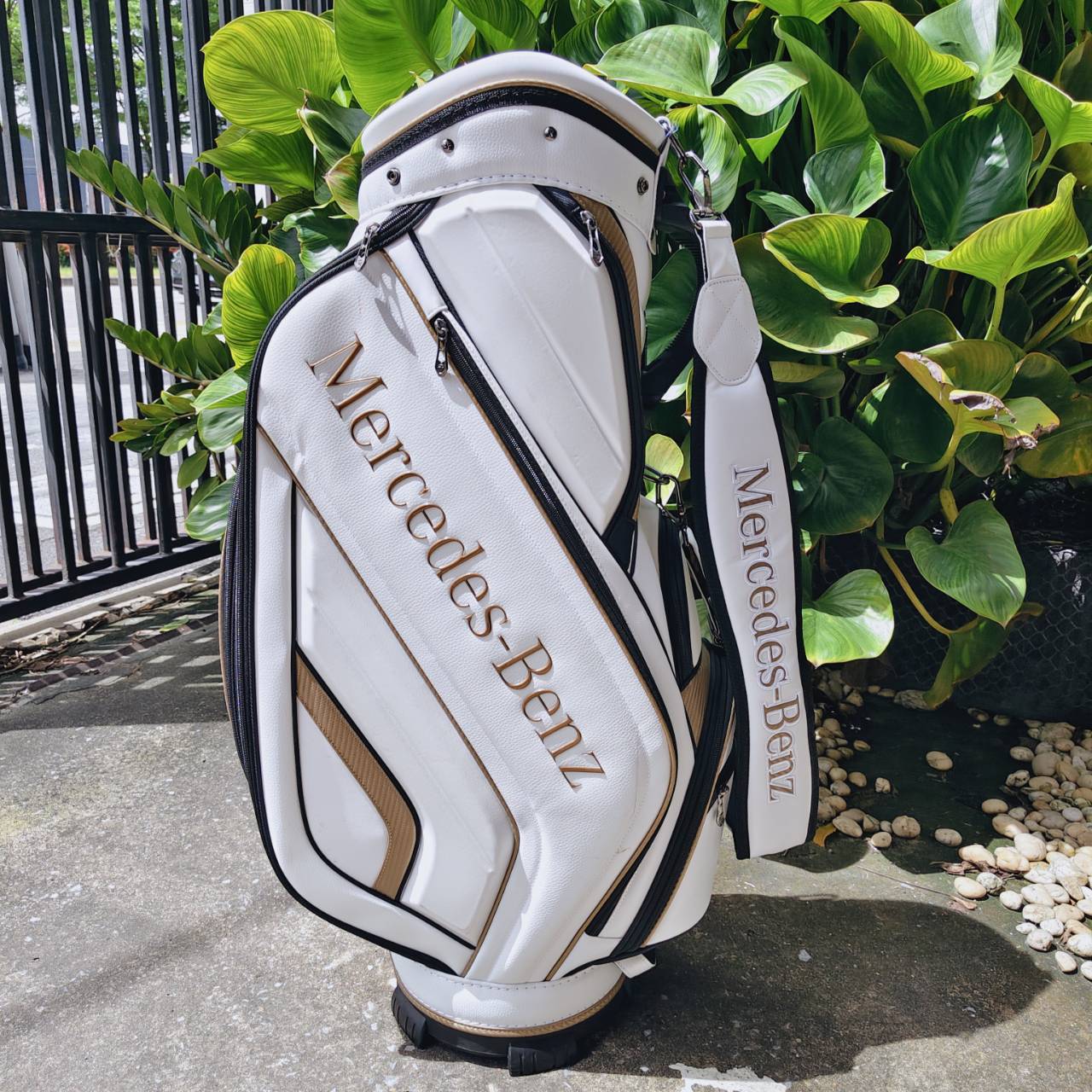 Taylormade x Mercedes-Benz Golf Bag ✨ สำหรับนักกอล์ฟผู้ชื่นชอบความหรูหราและฟังก์ชันที่เหนือระดับ