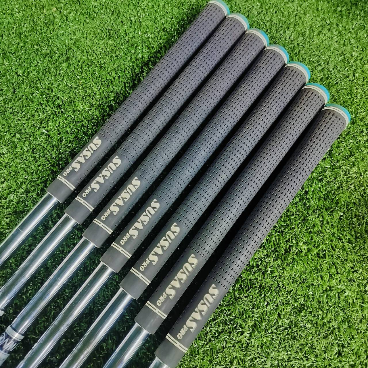 ชุดเหล็กหน้าเด้ง HONMA LB515 ก้านเหล็กเบาแค่ 85 กรัม พรีเมี่ยม ทำให้เร่งสปีดได้เร็วขึ้น โดยที่ยังคง ความแม่นยำของก้านเหล็กอยู่ บวกกับหน้าสัมผัสพิเศษสุดเด้ง!!! แผ่นไทเทเนี่ยมอีกชั้นที่หน้าไม้ ไม้กอล์ฟพรีเมี่ยมมือสองญี่ปุ่น ของแท้ By NakaraLuxurious