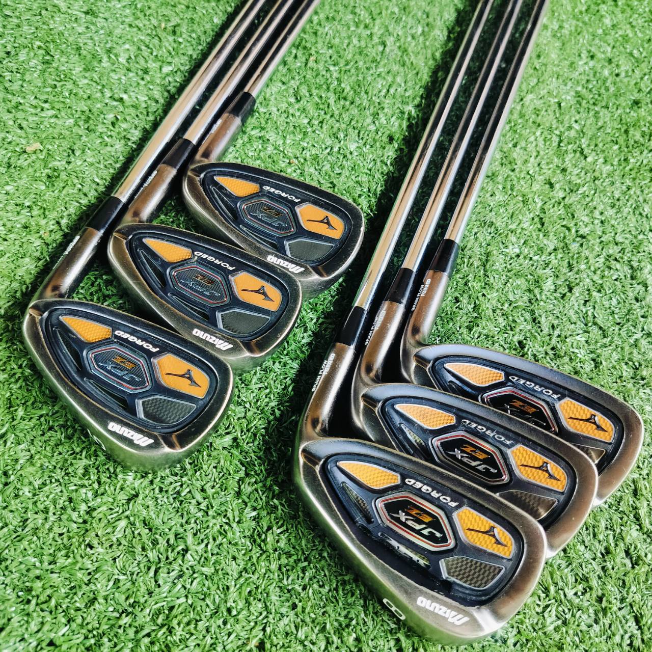 ชุดเหล็ก MIZUNO JPX EZ FORGED “ตีง่ายที่สุด” GRAIN FLOW FORGED ร่องด้านหลังใบเหล็ก ลงไปลึกสุด ทำให้ขยาย sweet spot ได้มากขึ้น และด้านหลังใบเหล็ก ออกแบบพิเศษเพื่อให้ความรู้สึกนุ่มนวล ไม้กอล์ฟพรีเมี่ยมมือสอง ของแท้ By NakaraLuxurious