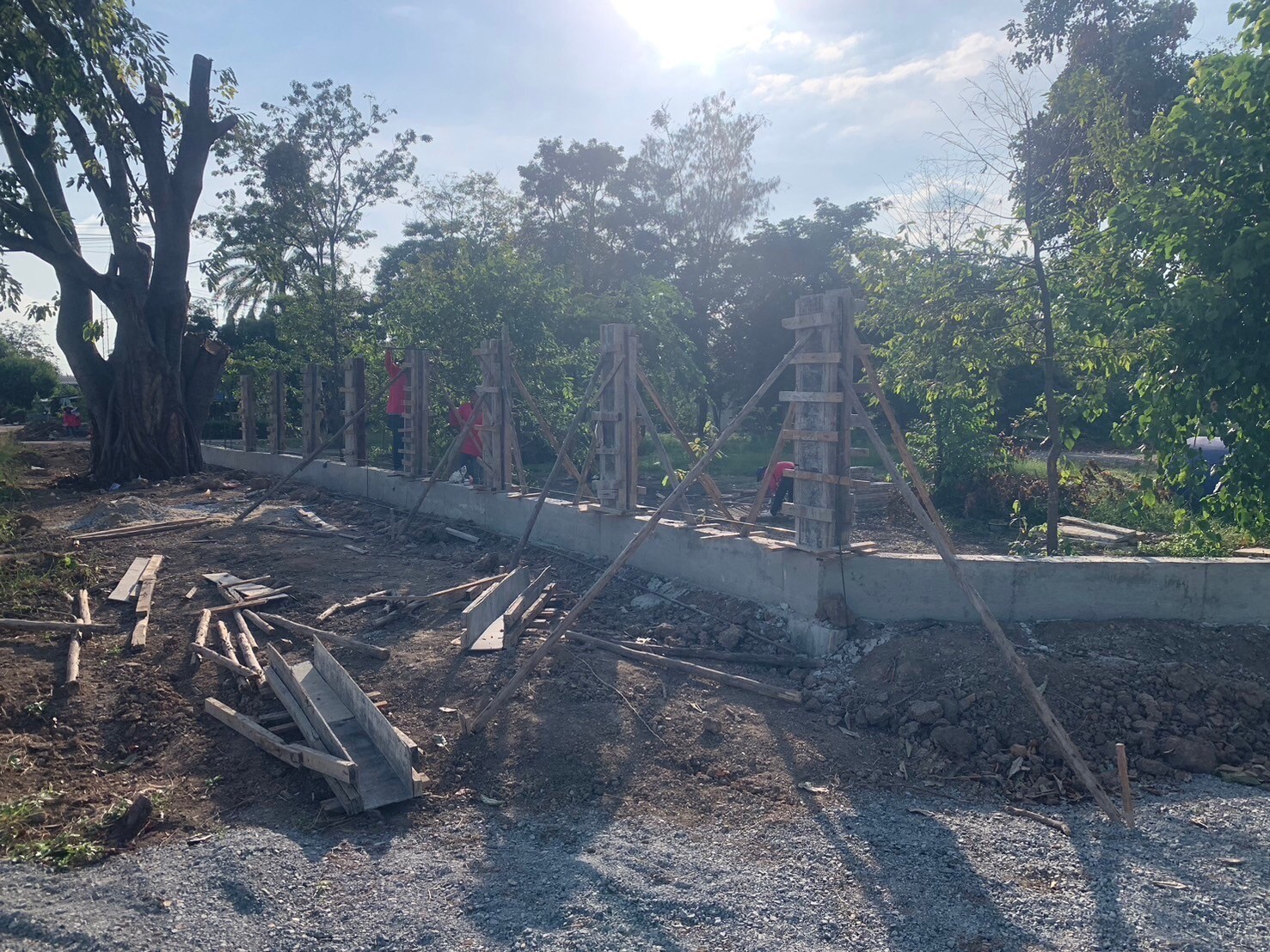 สร้างกำแพงวัดดงกะเชา จ.สุพรรณบุรี