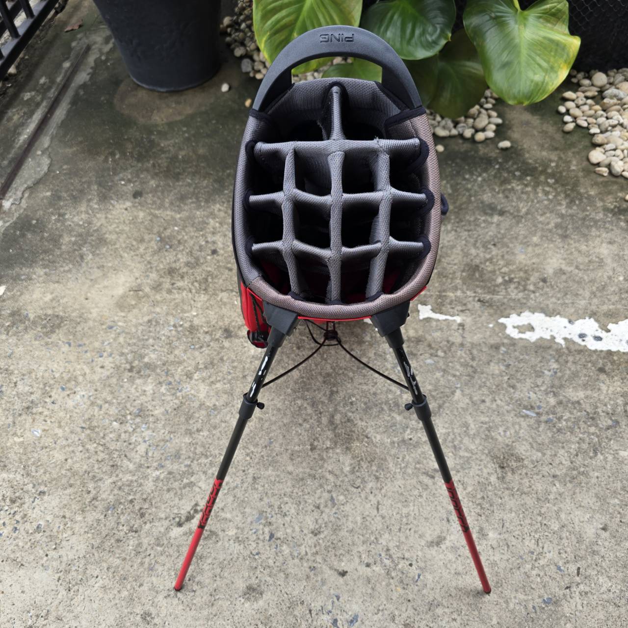 ถุงกอล์ฟ PING HOOFER14 มือสองของแท้ ถุงกอล์ฟแบบ 14 ช่อง เบาเพียง 2.5 กิโลกรัม วัสดุที่ทนทานแข็งแรง มีช่องใส่ของเยอะมาก