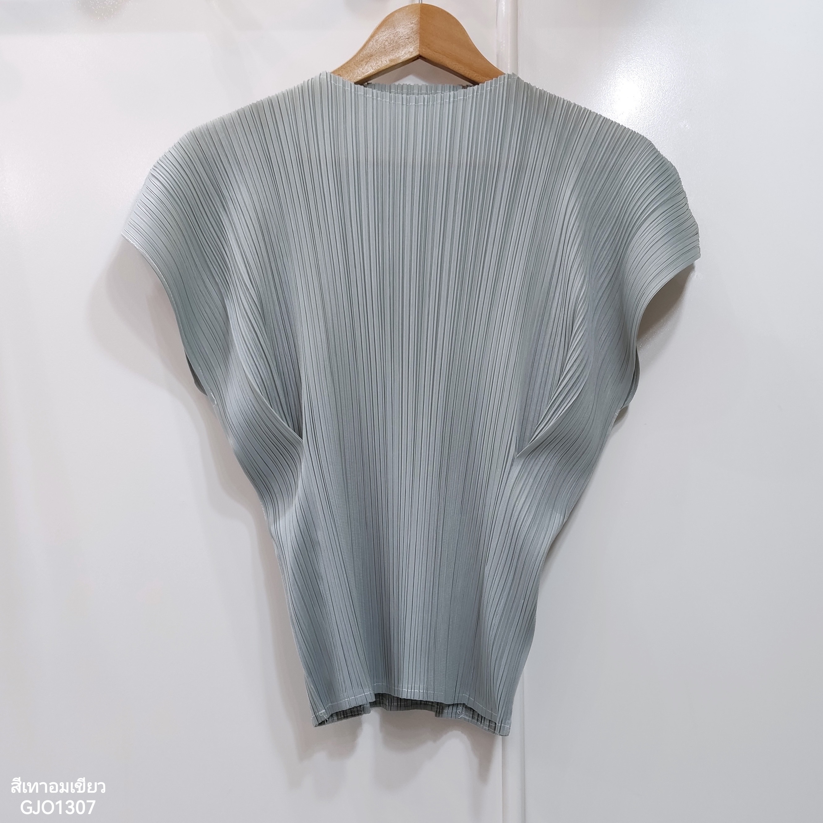 ปรับราคาลง20%!! 2MUAY รุ่น GJO1307 เสื้อพลีทคุณภาพ SHORT SLEEVE HIGH NECK PLEATED TOP สีแดงอมส้ม FREE SIZE