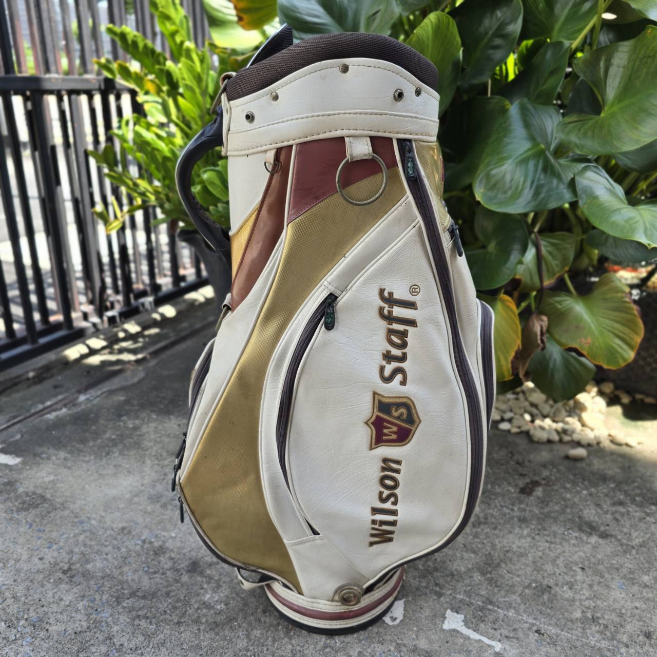 ถุงกอล์ฟ WILSON STAFF ** ไม่มีสายสะพาย ** มือสอง ถุง TOUR ใบใหญ่ สภาพสวยเดิมๆเลยค่ะ ใส่ไม้กอล์ฟและของได้ครบครัน