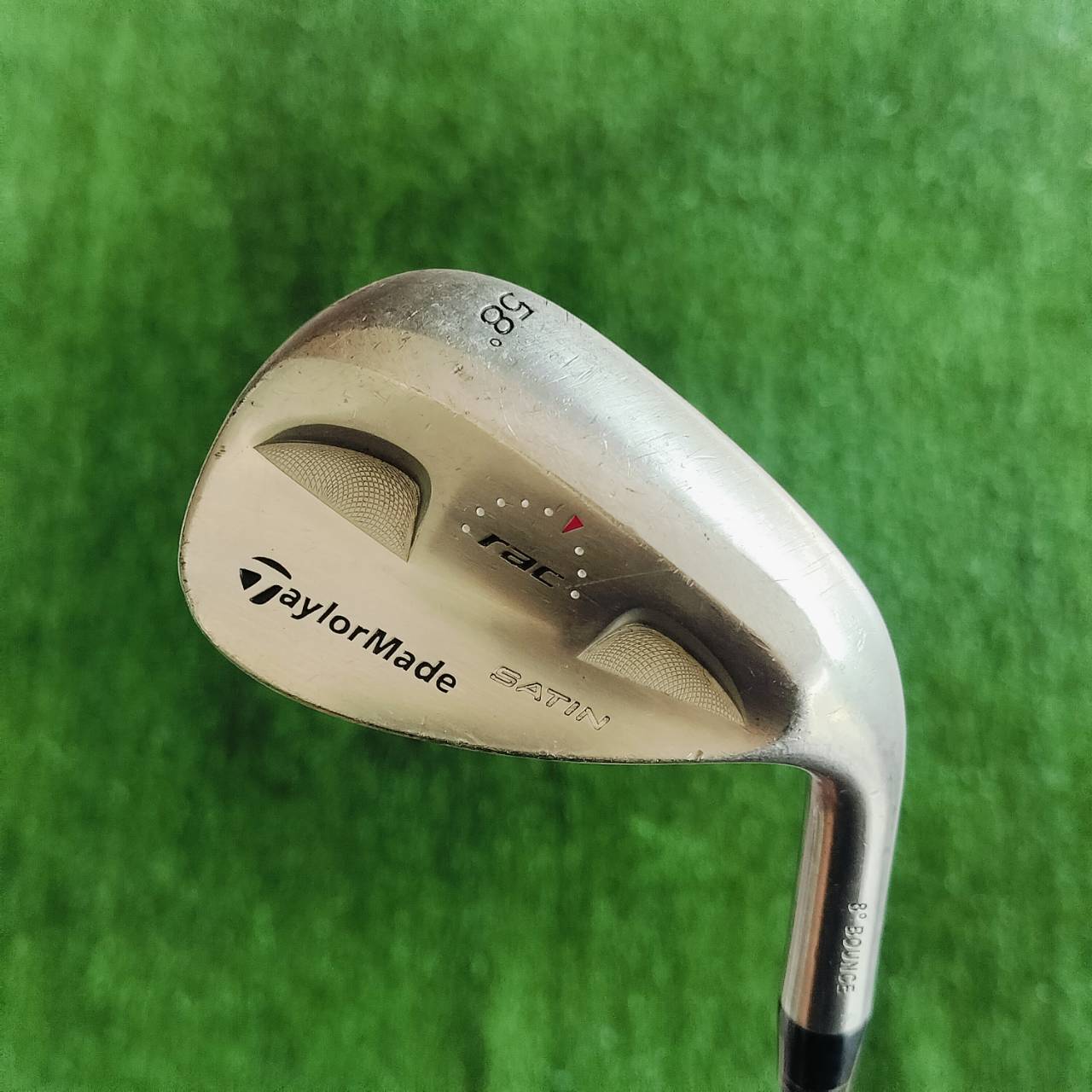 WEDGE TAYLORMADE RAC SATIN องศา 58 BOUNCE 8 ก้าน WEDGE ร่องโหดจัด หน้าใบยิงทราย สปินสุดปั่น!!! ใบดำ สวยดุ แม่นยำ ตกหยุด!!! ไม้กอล์ฟพรีเมี่ยมมือสอง ของแท้ By NakaraLuxurious