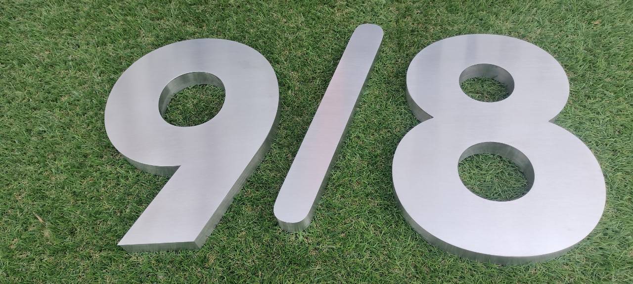 ป้ายบ้านเลขที่ ป้ายอักษรสแตนเลสสีเงินแฮร์ไลน์