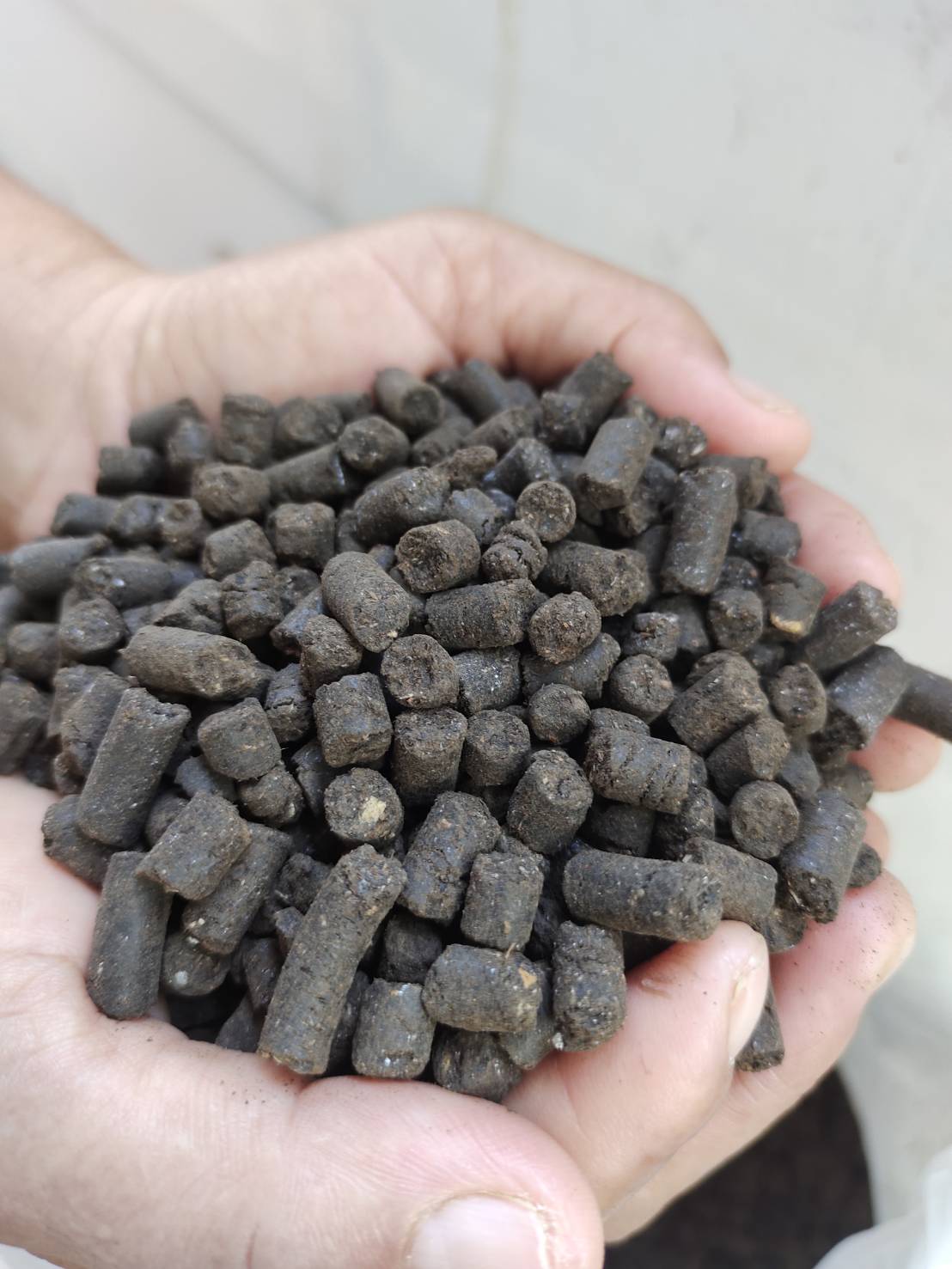 ปุ๋ยมูลไก่อัดเม็ด chicken manure pallets ขนาดบรรจุ 10 กิโลกรัม