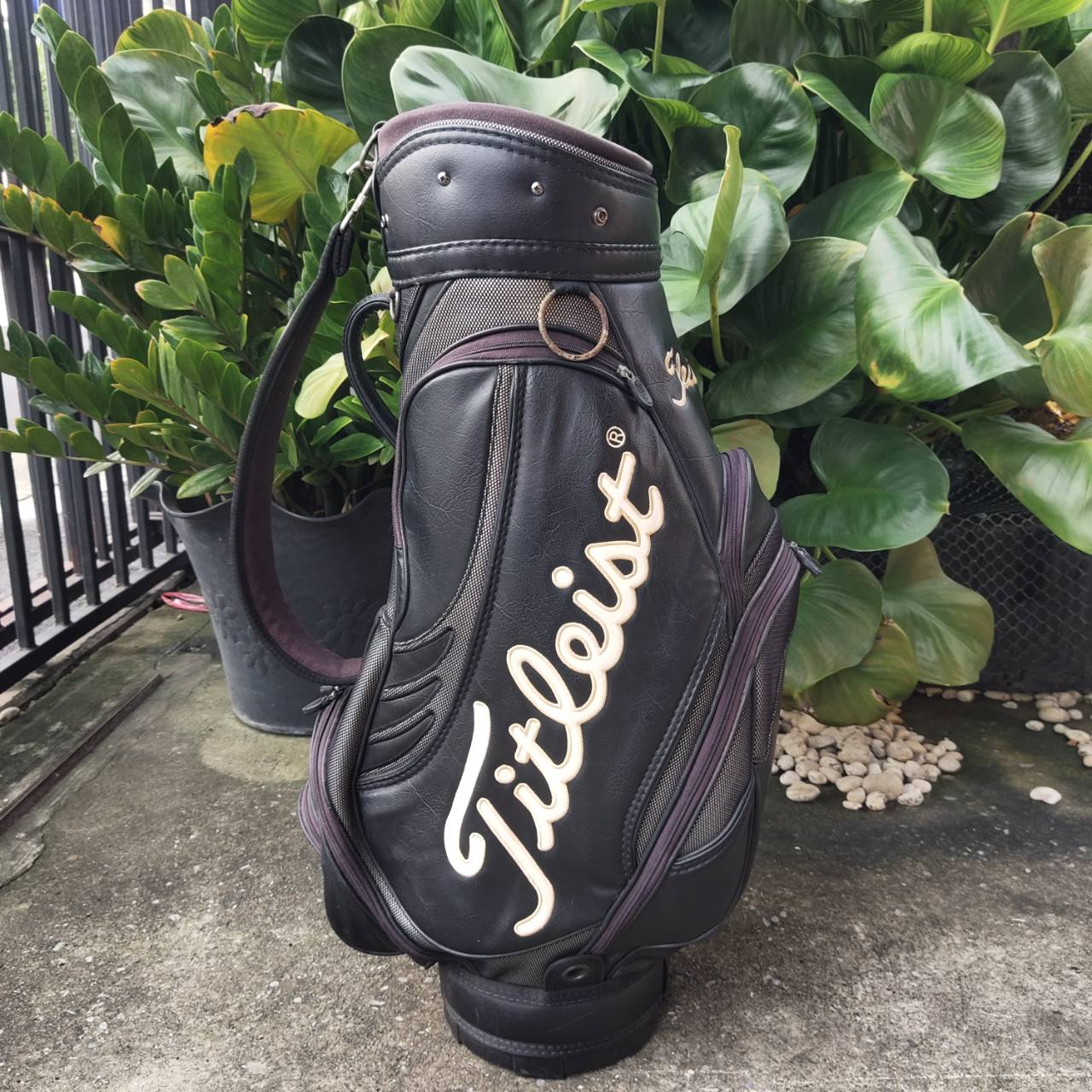 ถุงกอล์ฟ Titleist ถุง TOUR ใบใหญ่ มือสอง ของแท้ ใส่ไม้ได้เยอะ และอุปกรณ์ได้ครบมากที่สุด