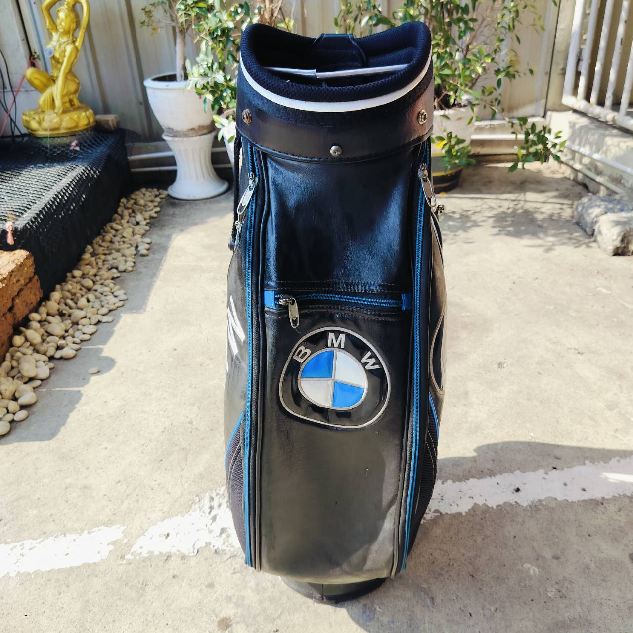 ถุงกอล์ฟ BMW ด้านนอกสวยๆ ด้านในมีตำหนิ ช่องใส่ไม้กอล์ฟหัก นอกนั้นใช้งานได้หมด ถุงน่าใช้ แป๊ก COVER หลุด 1 จุด