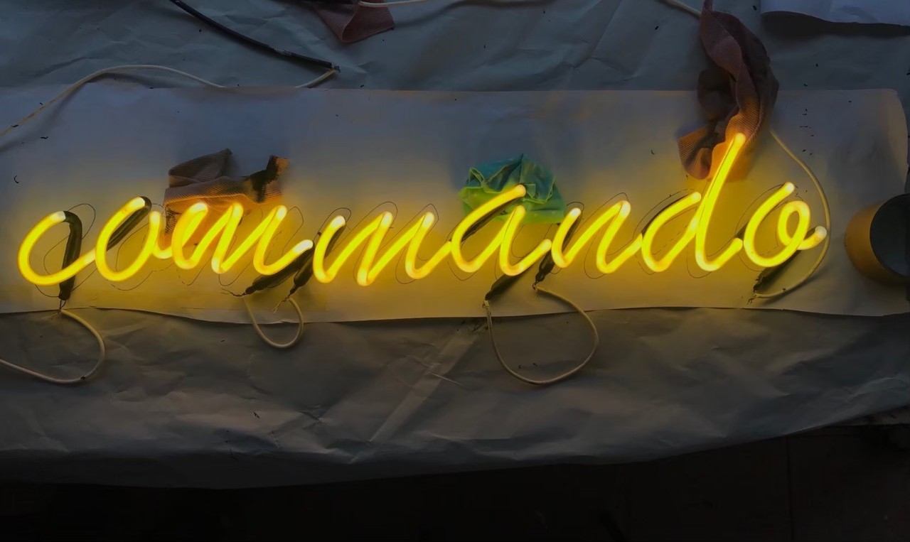 ป้ายไฟนีออน LED อะคริลิคใสรองหลัง