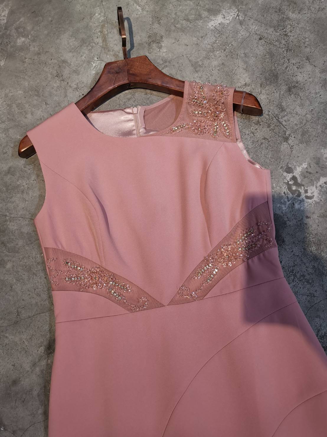 ปรับราคาลง 50% 2MUAY PREMIUM DRESS ชุดเดรสออกงาน ชุดเดรส SLEEVELESS RAFFLE DRESS รุ่น FD10853 SIZE: 3XL