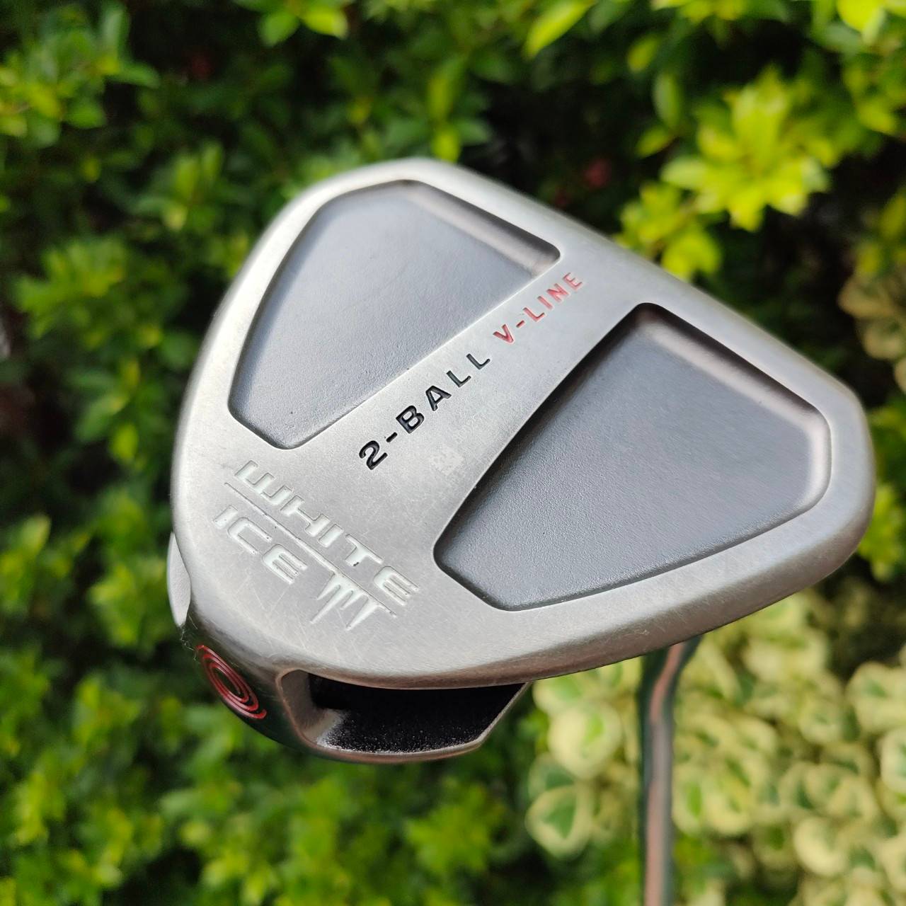 PUTTER ODYSSEY 2-BALL V-LINE WHITE ICE ความยาว 34 นิ้ว เป็นรุ่นที่นิยมมาก ด้านหลังยื่นออกไปเป็นสามเหลี่ยม ทำให้ชดเชยความผิดพบาดได้สูงมาก!! ไม้กอล์ฟมือสอง ของแท้ BY NakaraLuxurious