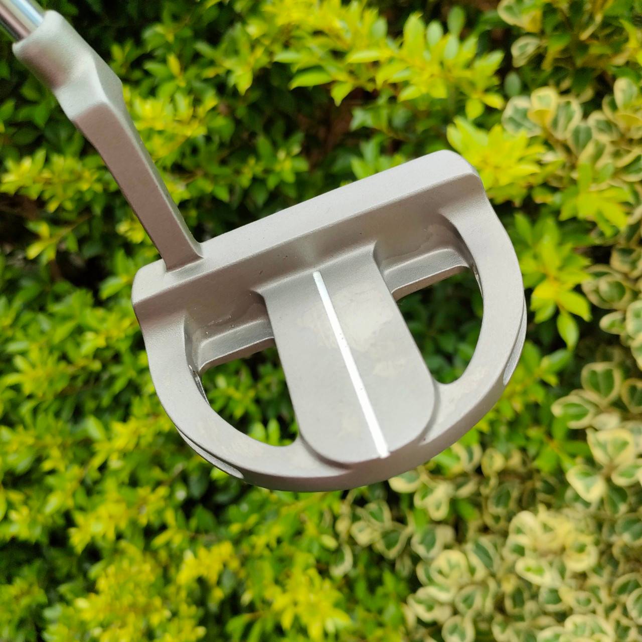 PUTTER MIZUNO 518 ความยาว 34 นิ้ว สภาพสวยเดิม กริพเดิมๆ เป็นพัตเตอร์ที่มีคุณภาพสูงมาก วัสดุสุดพรีเมี่ยม ทรง HIGH M.O.I. และมีเส้นเล็งด้านบนอีก แม่นยำมาก หน้าอินเซิร์ท ไม้กอล์ฟมือสอง ของแท้ BY NakaraLuxurious