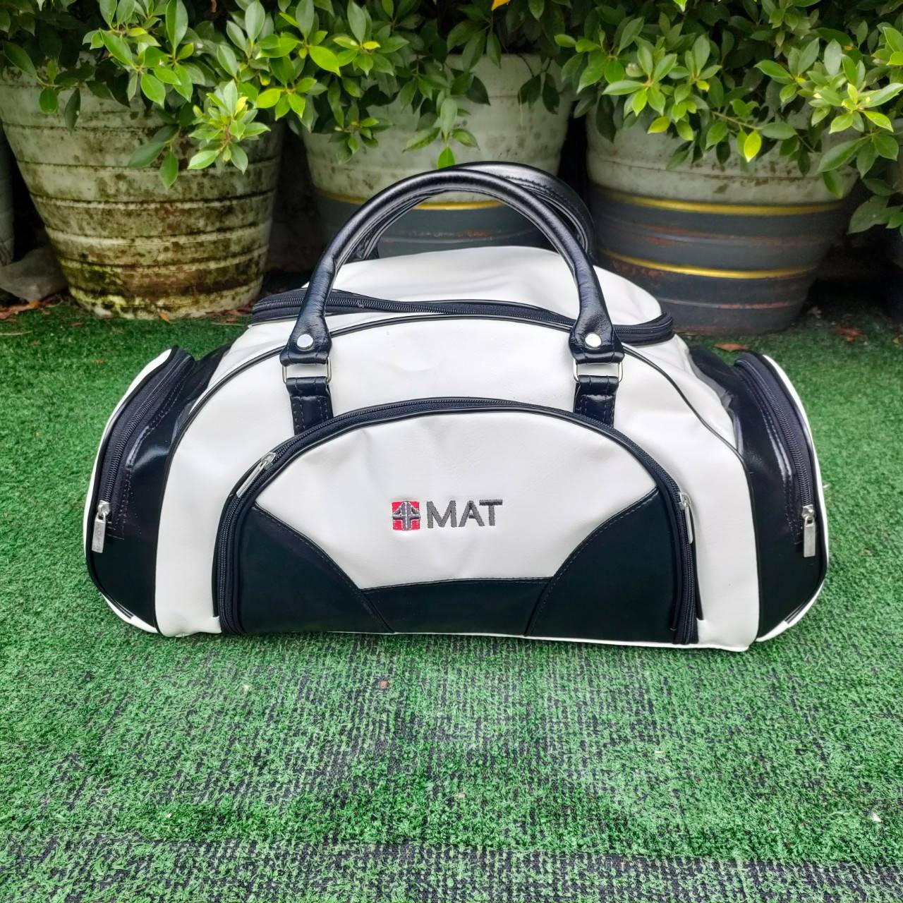 กระเป๋าใส่เสื้อผ้า MAT ของใหม่!! ขนาดและความจุเหมาะสมกับการใช้งาน ใช้งานง่ายและสะดวกสบาย มีช่องใส่รองเท้า มือหนึ่ง ของแท้ BY NakaraLuxurious