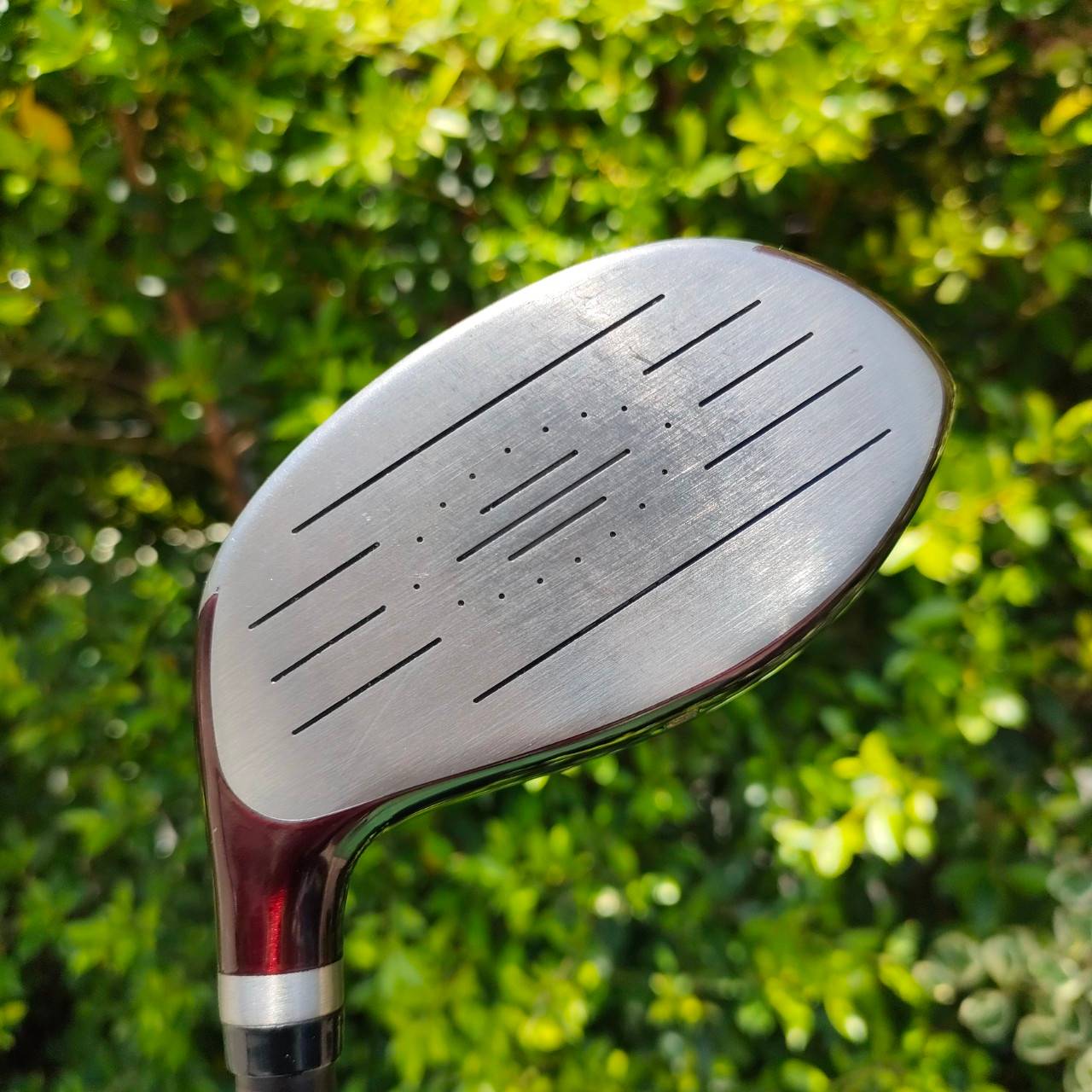 DRIVER WILSON FATSHAFT DEEP RED องศา 10.5 ก้าน FATSHAFT FLEX R เป็นตัวก้านอ้วนครับ ทำให้แรงสั่นน้อยลง ตีตรงมาก และหัวรุ่นนี้ดีมากๆ หน้าเด้ง ตีไกล เสียงเพราะสนั่นครับ