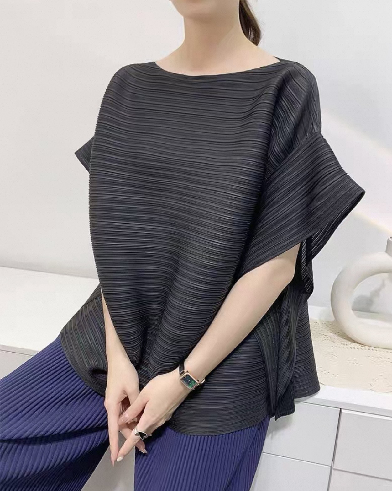 2MUAY รุ่น GJO10252 เสื้ออัดพลีท DROP SLEEVE PLEATED TOP สีดำ FREE SIZE
