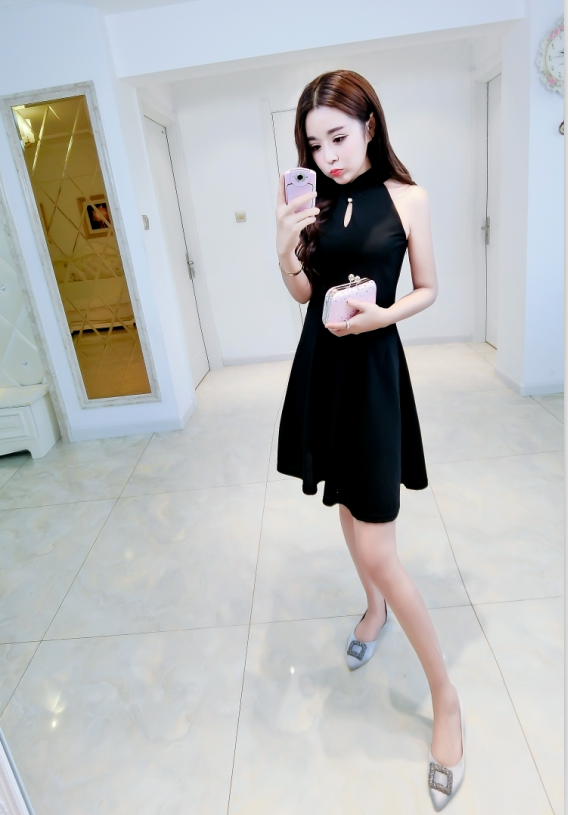 ชุดเดรสแฟชั่นสุดชิค โชว์ไหล่ และด้านหลัง ดีไซส์เก๋ แต่งกระดุมด้านหน้า ตามแบบ สีดำ