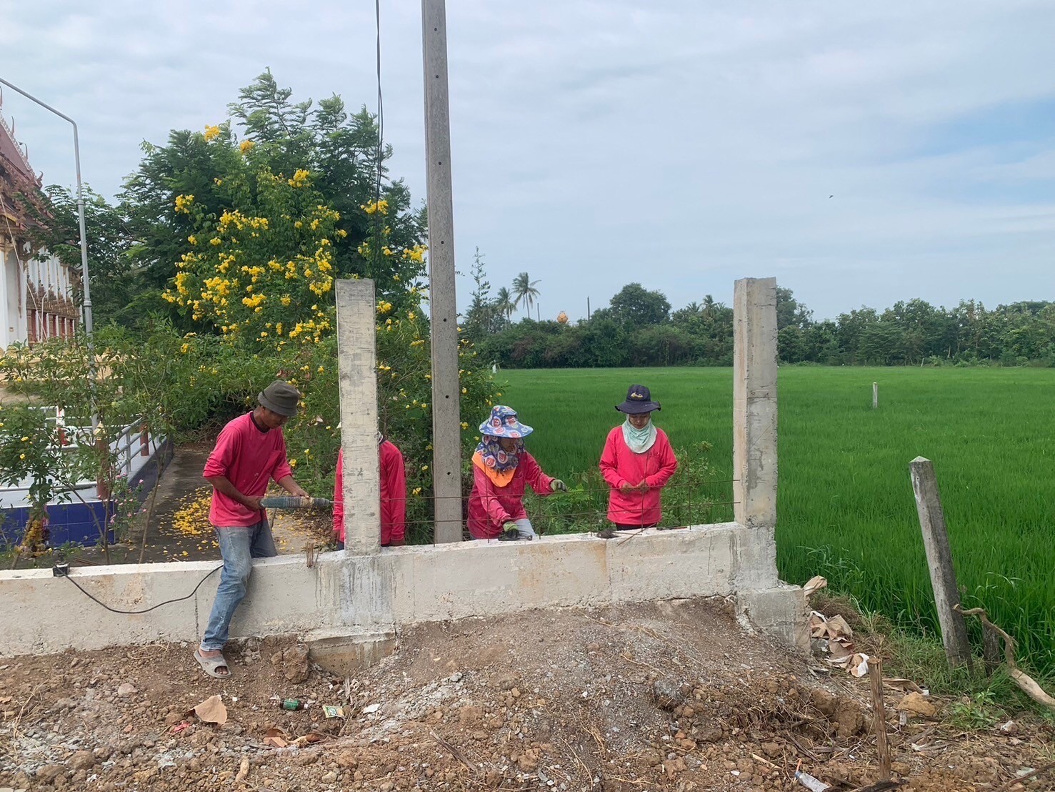 สร้างกำแพงวัดดงกะเชา จ.สุพรรณบุรี